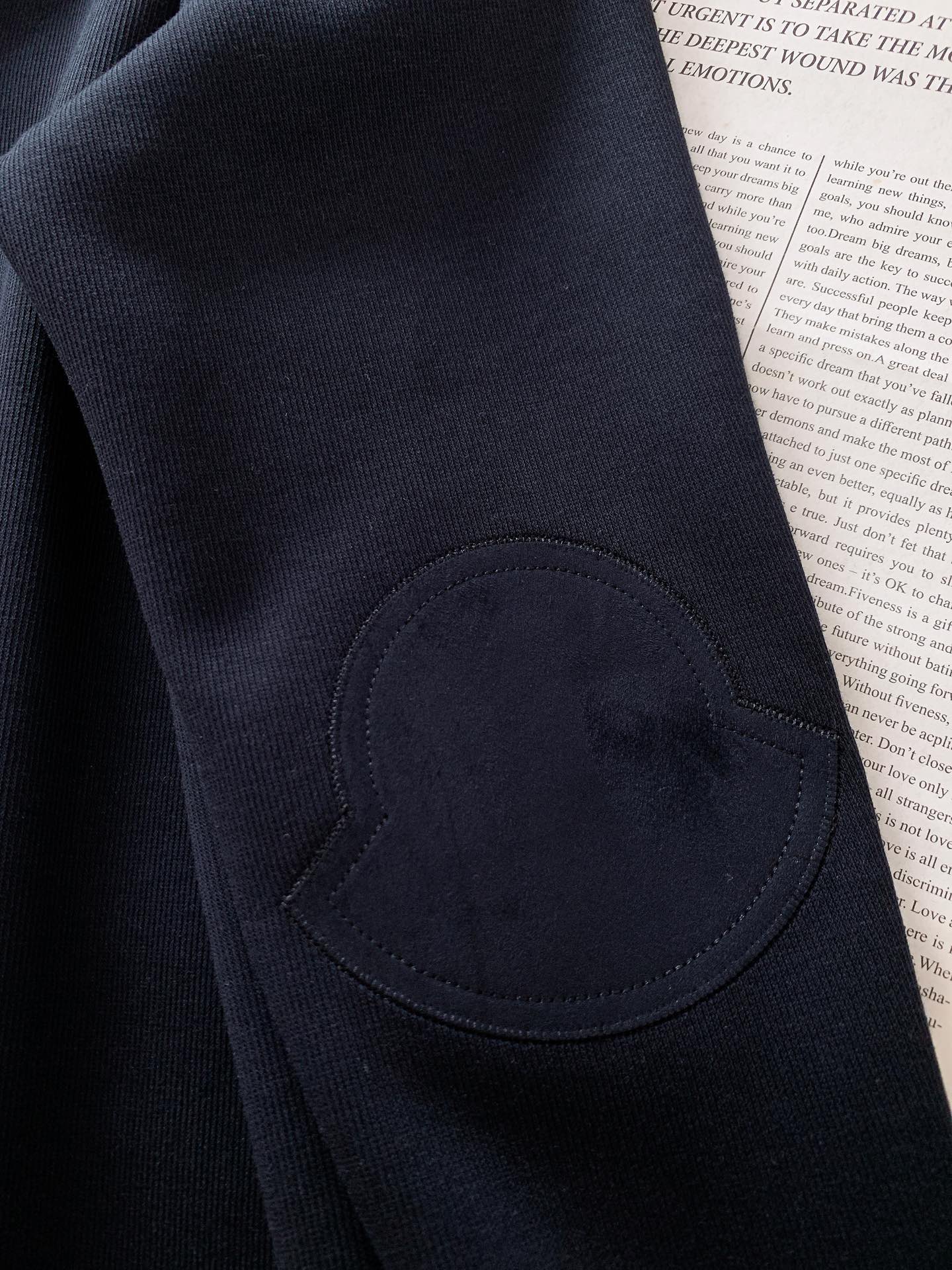 
Moncler 蒙口 2025FW早秋新品 
休闲套头卫衣。胸前标志性的品牌标识贴片，简约的线条勾勒出