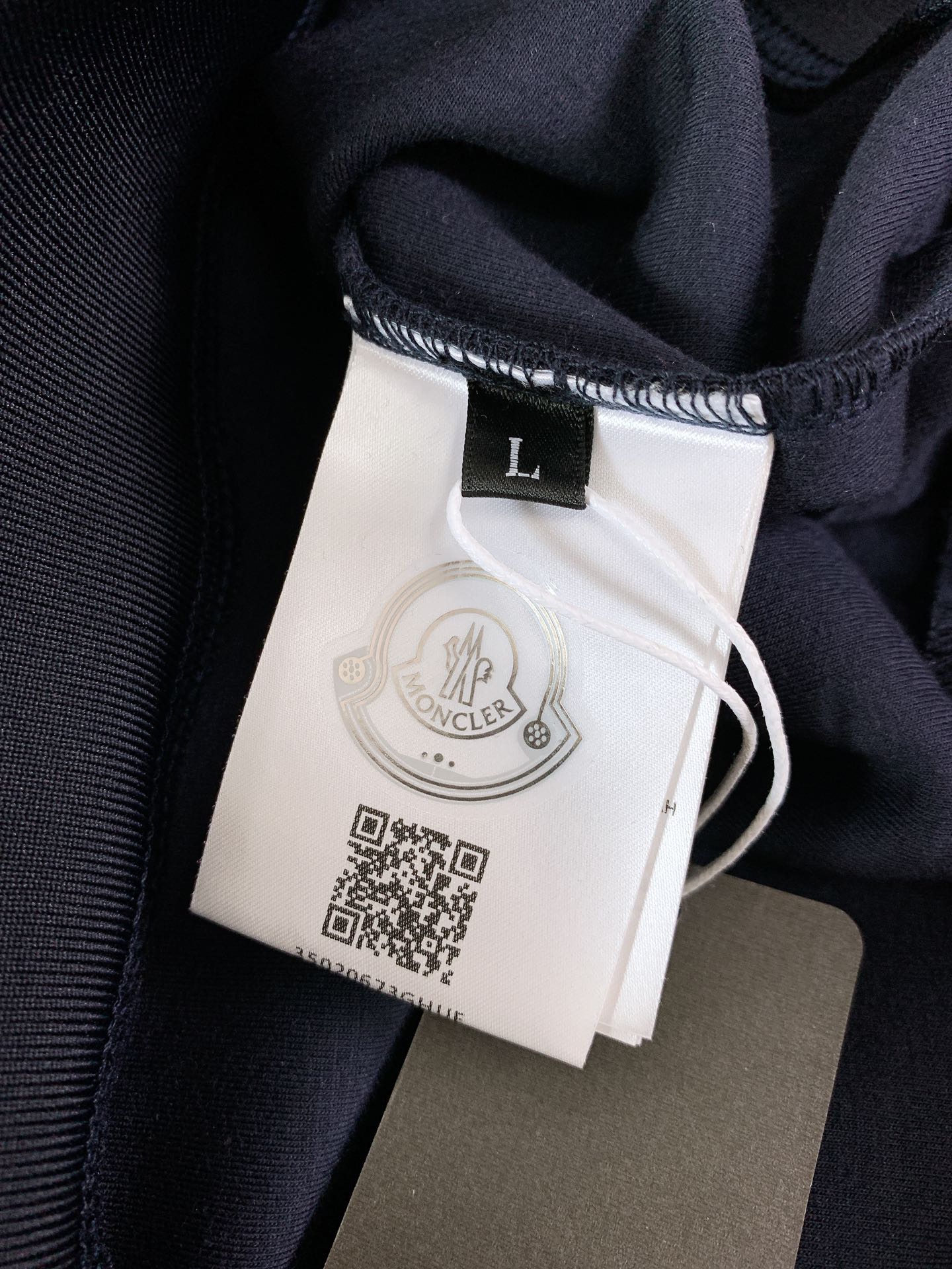 
Moncler 蒙口 2025FW早秋新品 
休闲套头卫衣。胸前标志性的品牌标识贴片，简约的线条勾勒出