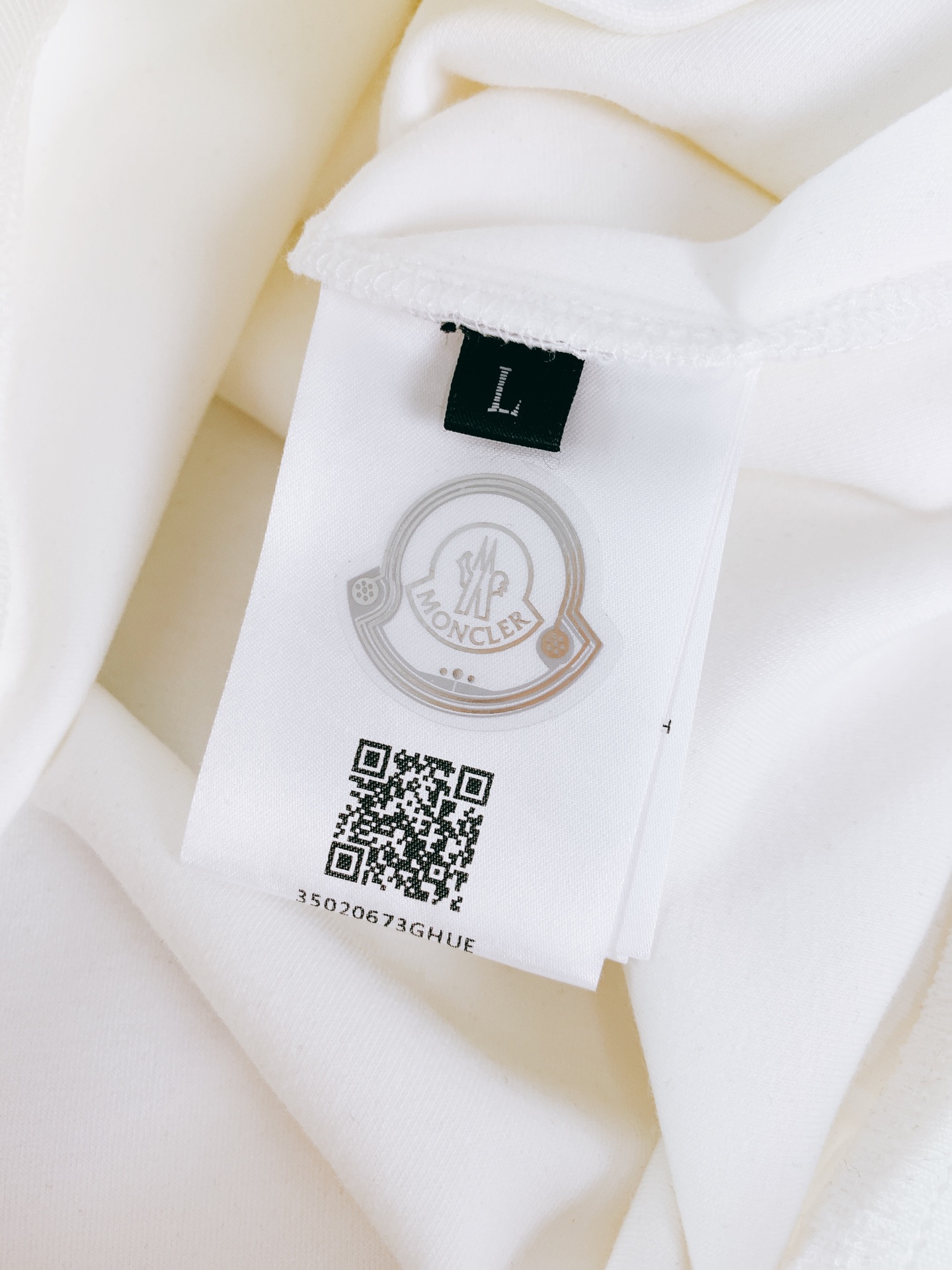 
Moncler 蒙口 2025FW早秋新品 
休闲套头卫衣。胸前标志性的品牌标识贴片，简约的线条勾勒出
