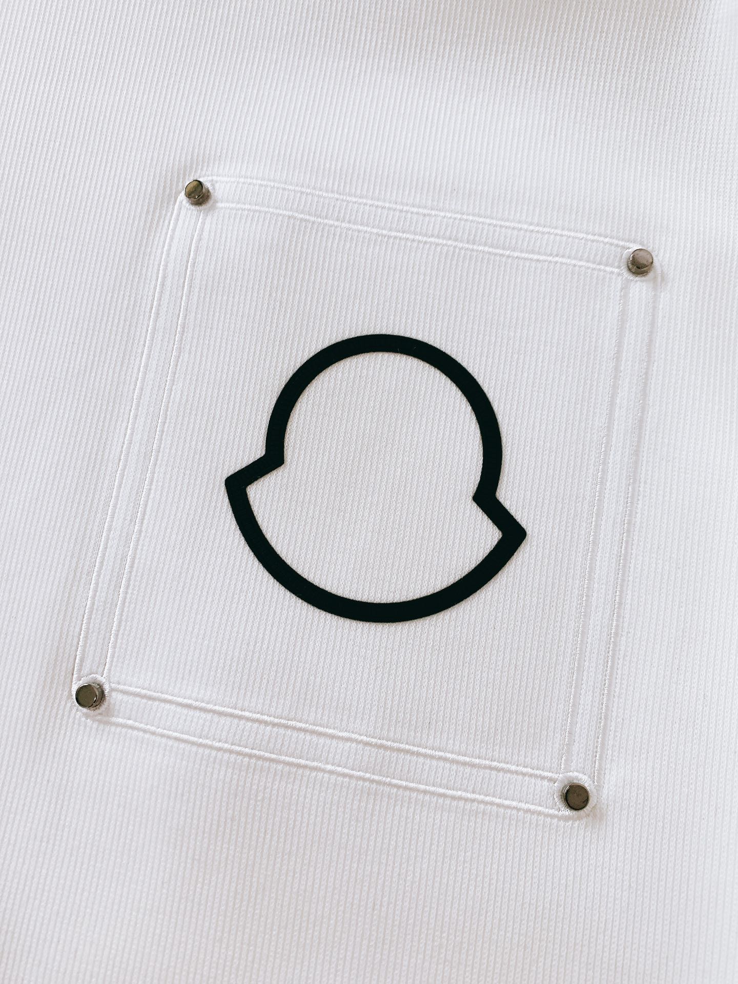 
Moncler 蒙口 2025FW早秋新品 
休闲套头卫衣。胸前标志性的品牌标识贴片，简约的线条勾勒出