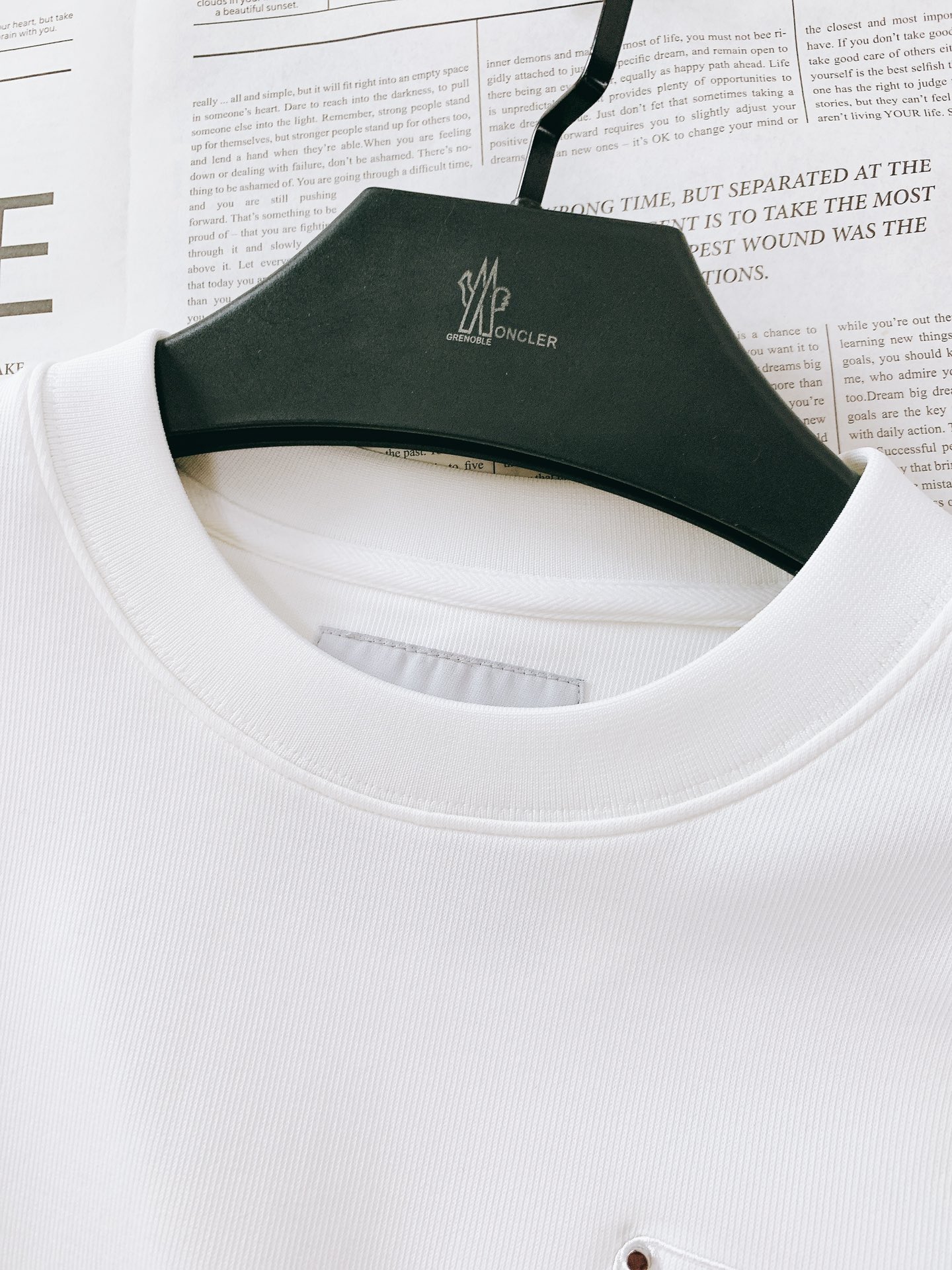 
Moncler 蒙口 2025FW早秋新品 
休闲套头卫衣。胸前标志性的品牌标识贴片，简约的线条勾勒出