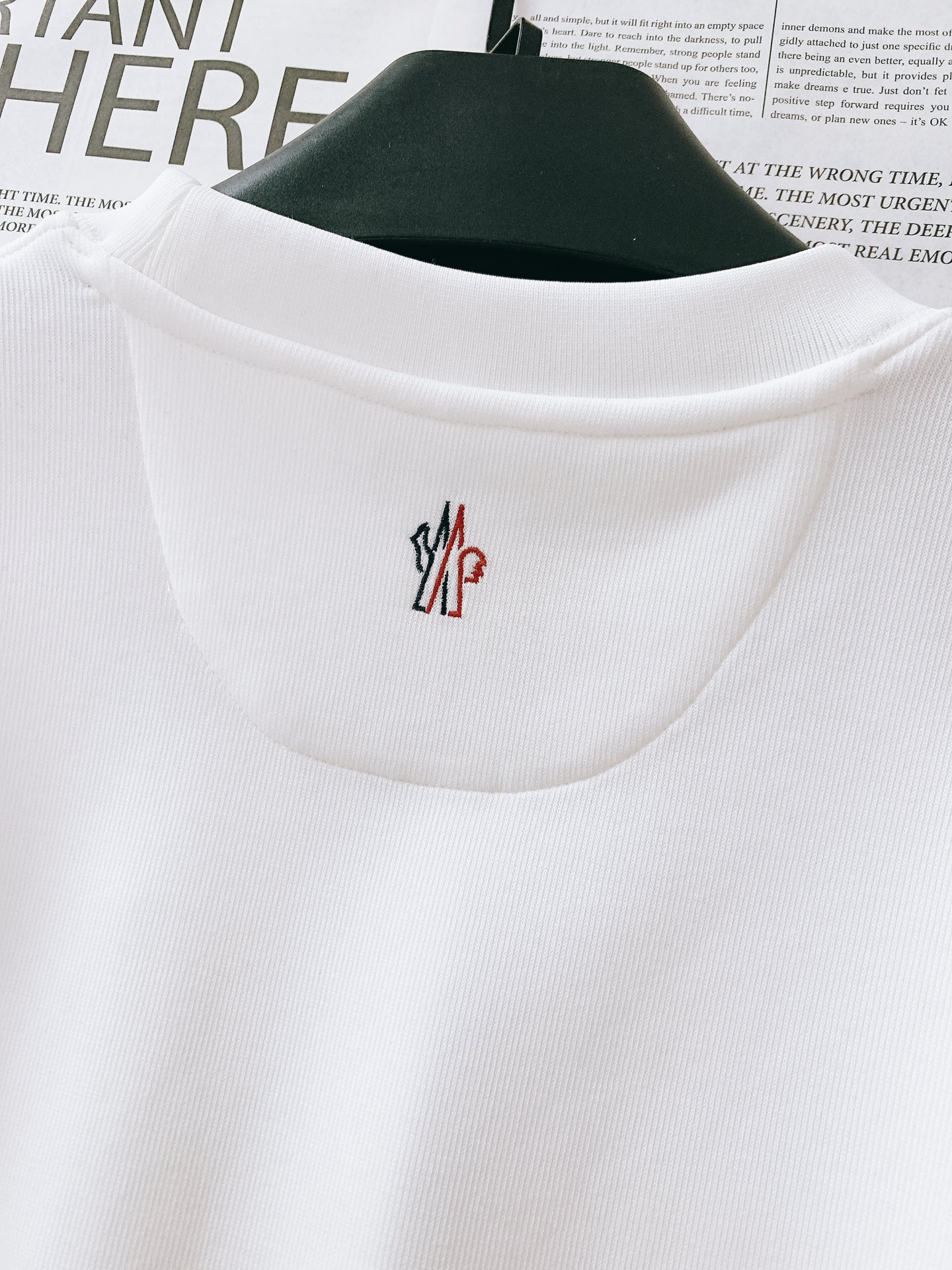 
Moncler 蒙口 2025FW早秋新品 
休闲套头卫衣。胸前标志性的品牌标识贴片，简约的线条勾勒出