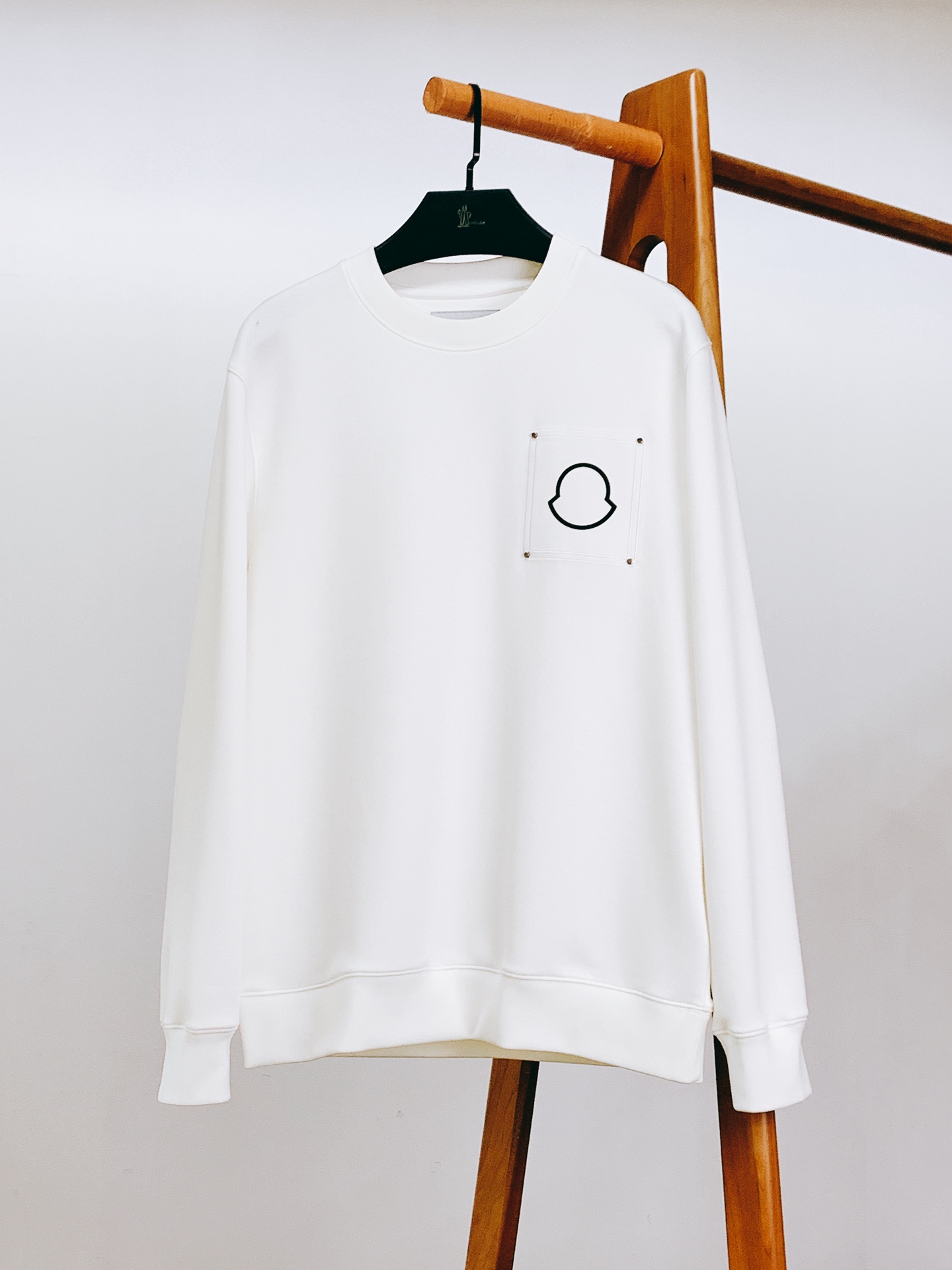 
Moncler 蒙口 2025FW早秋新品 
休闲套头卫衣。胸前标志性的品牌标识贴片，简约的线条勾勒出