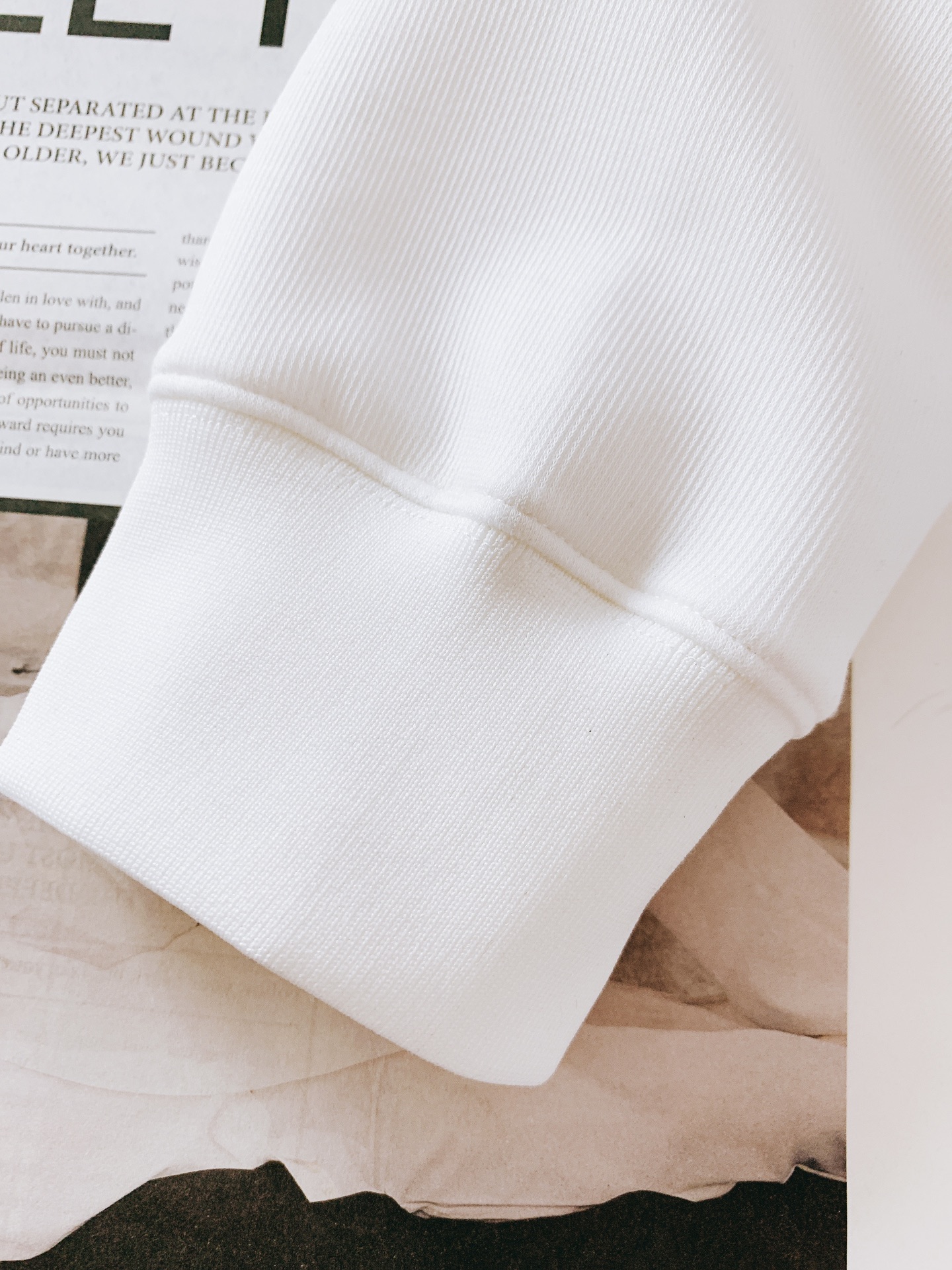 
Moncler 蒙口 2025FW早秋新品 
休闲套头卫衣。胸前标志性的品牌标识贴片，简约的线条勾勒出