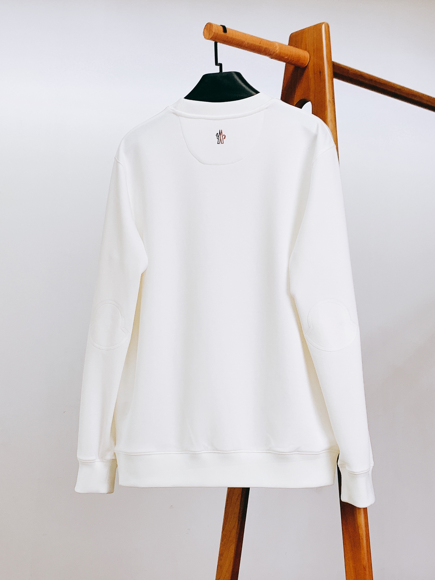 
Moncler 蒙口 2025FW早秋新品 
休闲套头卫衣。胸前标志性的品牌标识贴片，简约的线条勾勒出