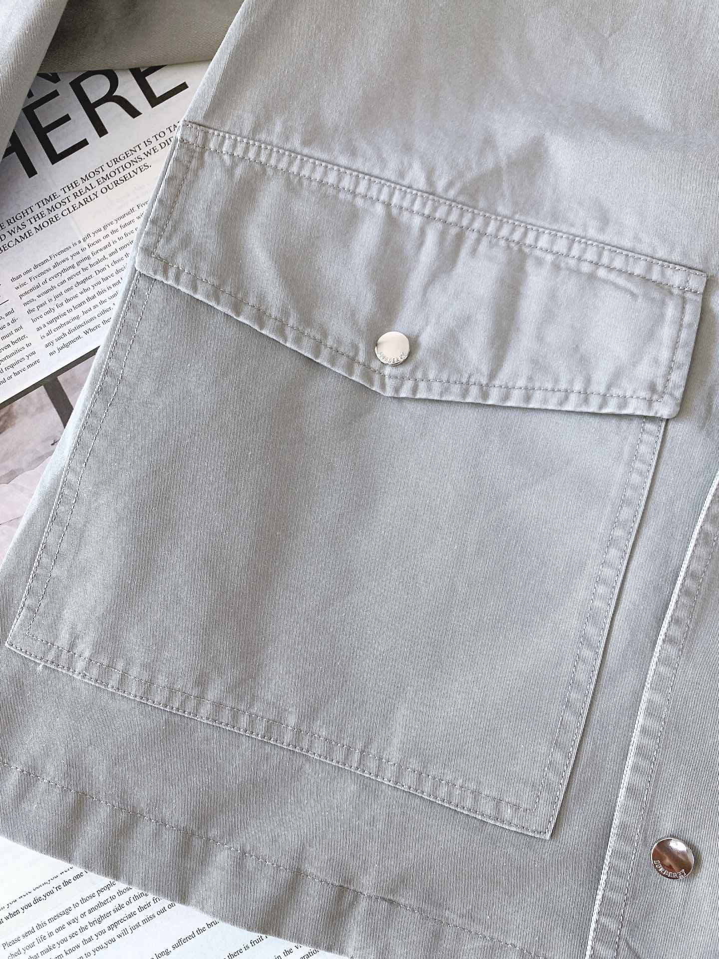 
Burberry 巴宝莉 2025FW早秋新品
飞鸟图案嘎巴甸；严选精纺棉质嘎巴甸面料，它是BBR经典