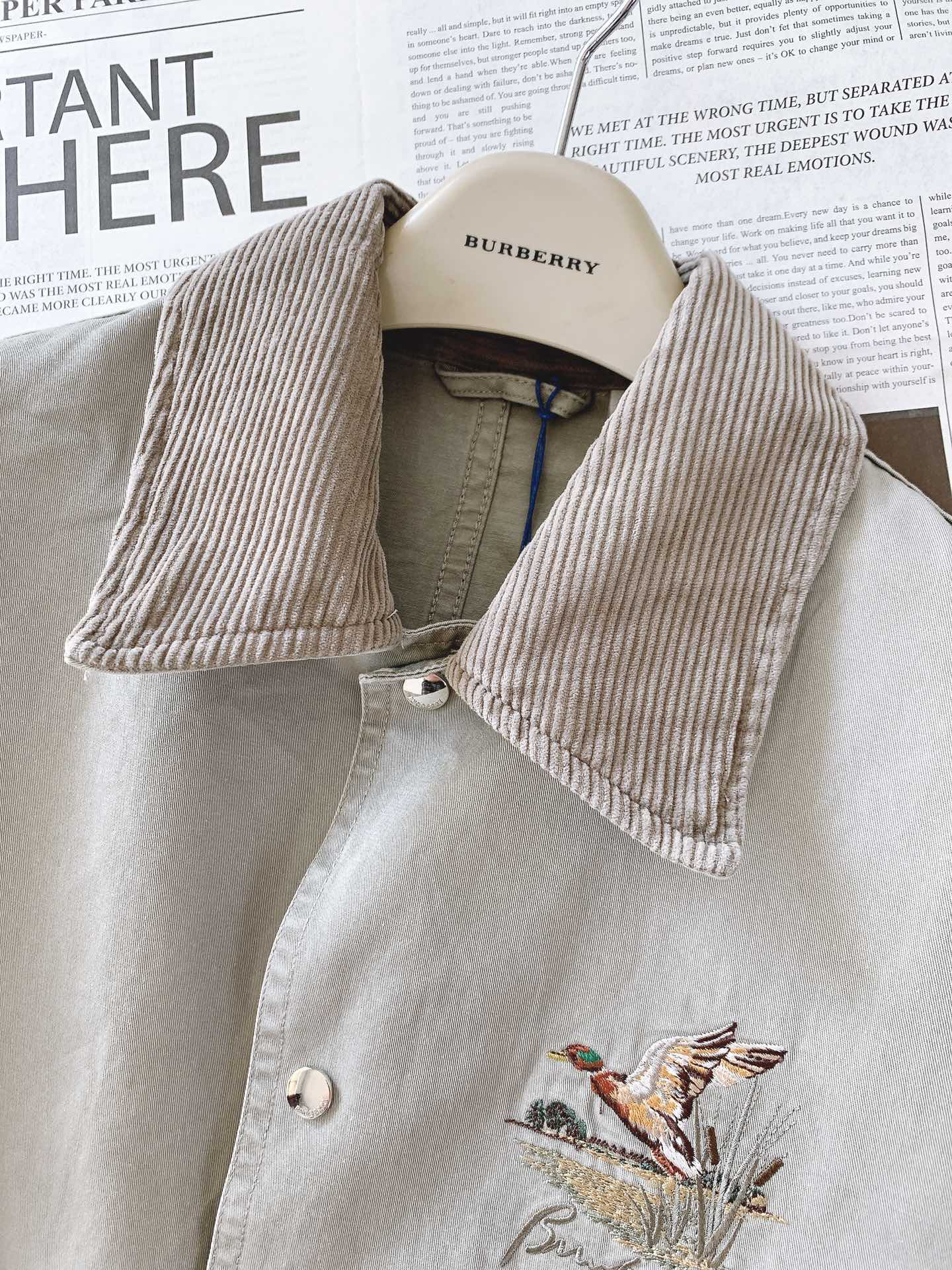 
Burberry 巴宝莉 2025FW早秋新品
飞鸟图案嘎巴甸；严选精纺棉质嘎巴甸面料，它是BBR经典