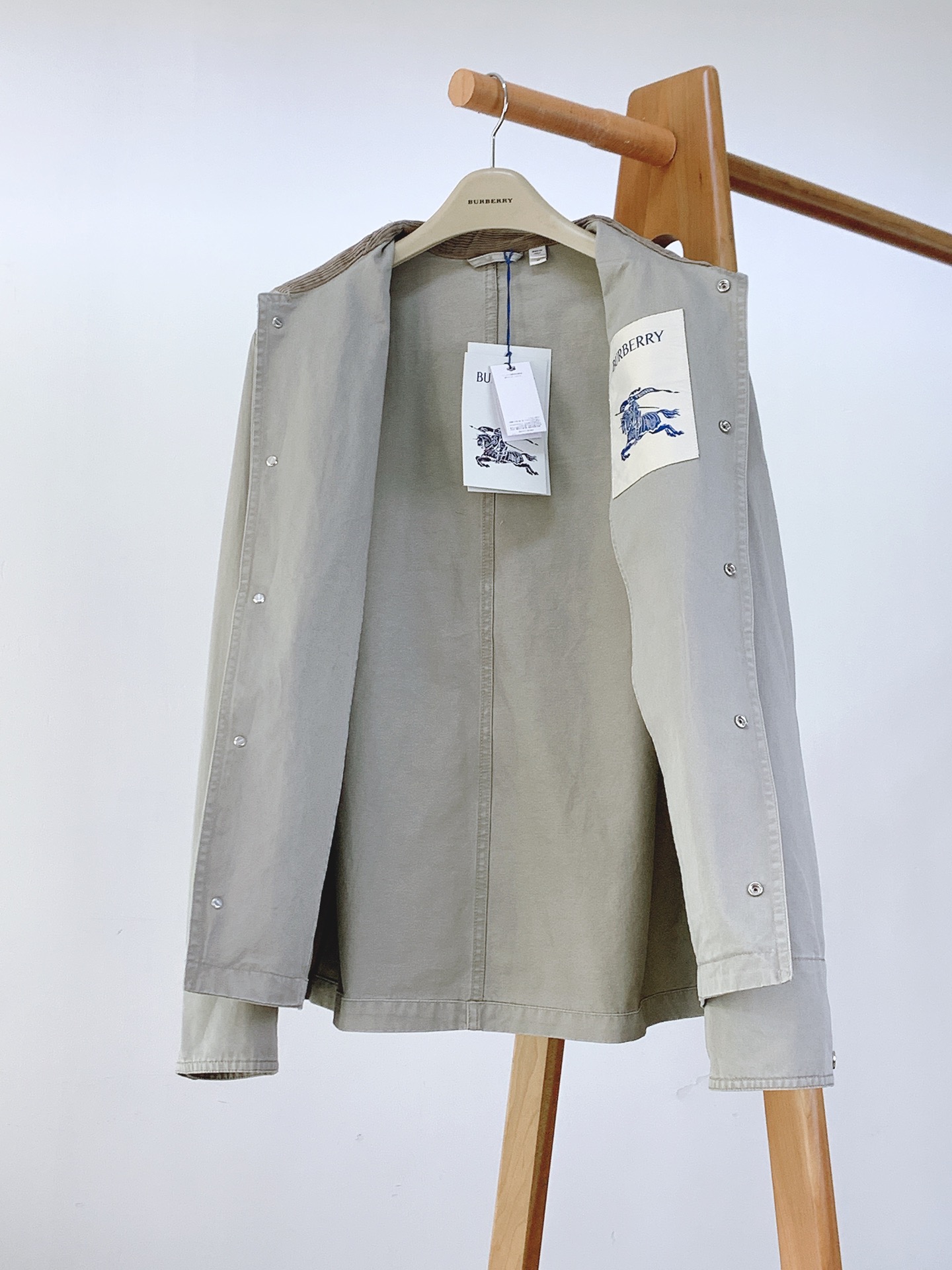 
Burberry 巴宝莉 2025FW早秋新品
飞鸟图案嘎巴甸；严选精纺棉质嘎巴甸面料，它是BBR经典