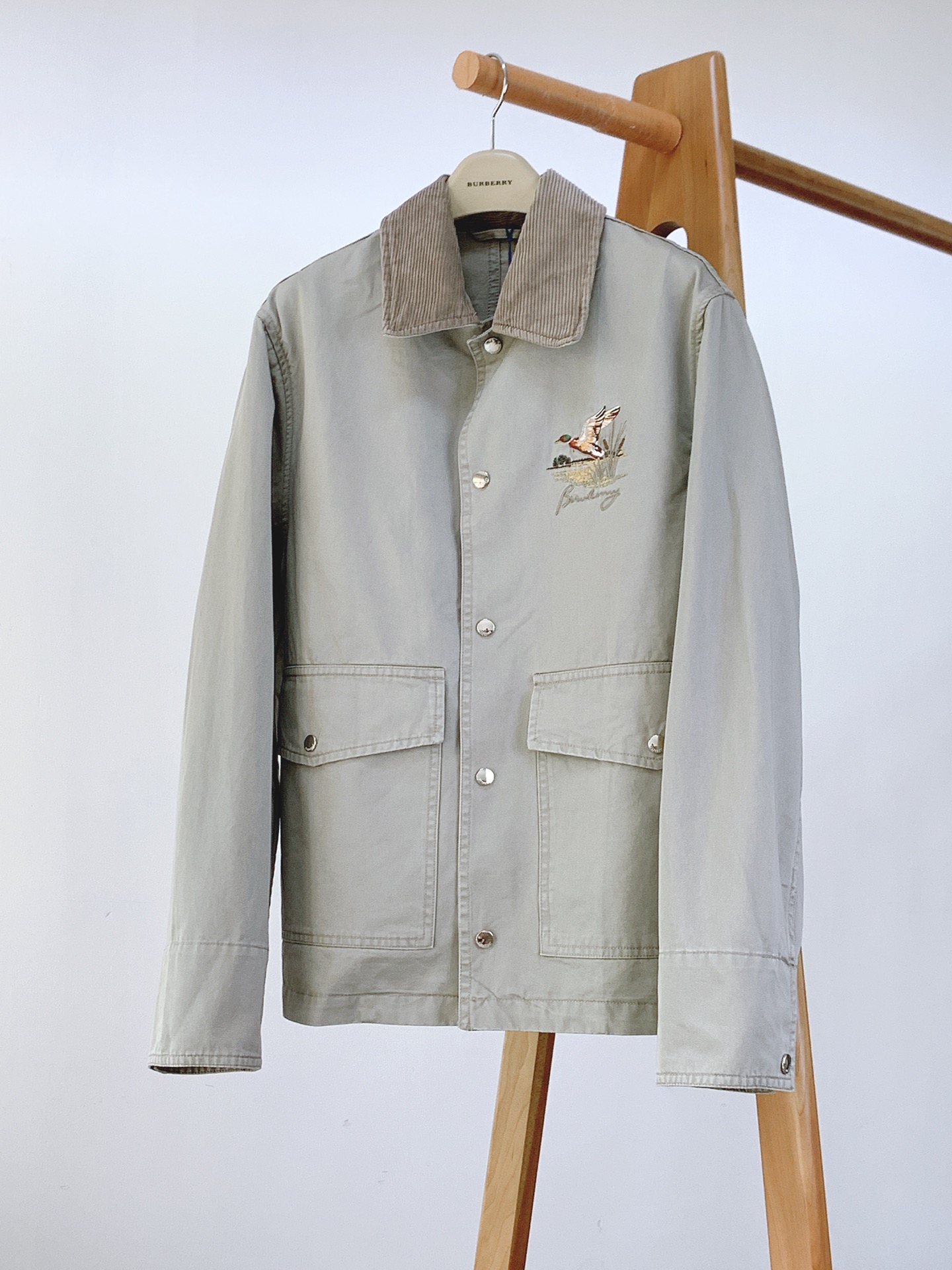 
Burberry 巴宝莉 2025FW早秋新品
飞鸟图案嘎巴甸；严选精纺棉质嘎巴甸面料，它是BBR经典