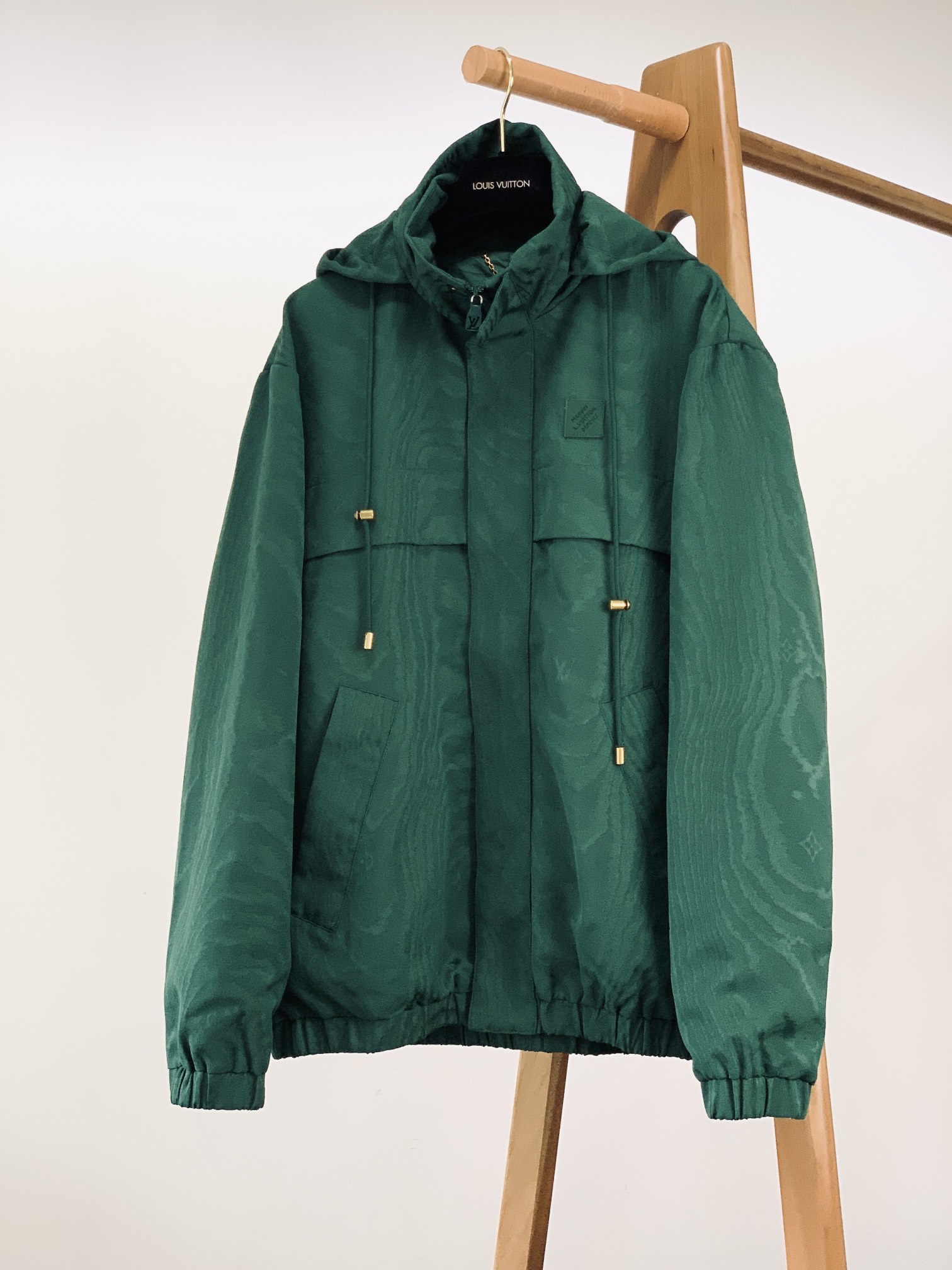 
LouisVuitton 路易威登 2025FW早秋新品 
提花防风夹克，采用精湛的提花工艺，将当季M