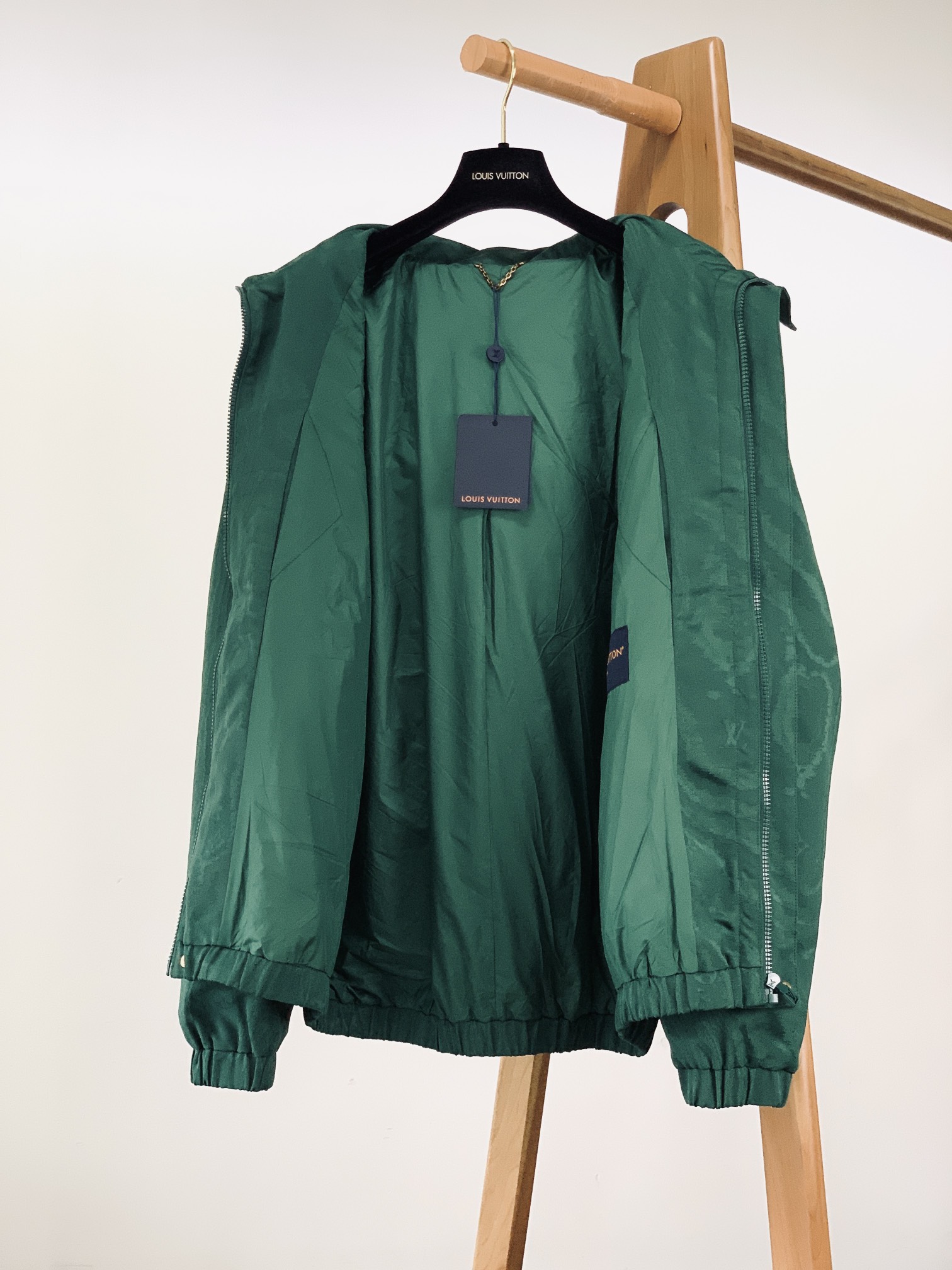 
LouisVuitton 路易威登 2025FW早秋新品 
提花防风夹克，采用精湛的提花工艺，将当季M