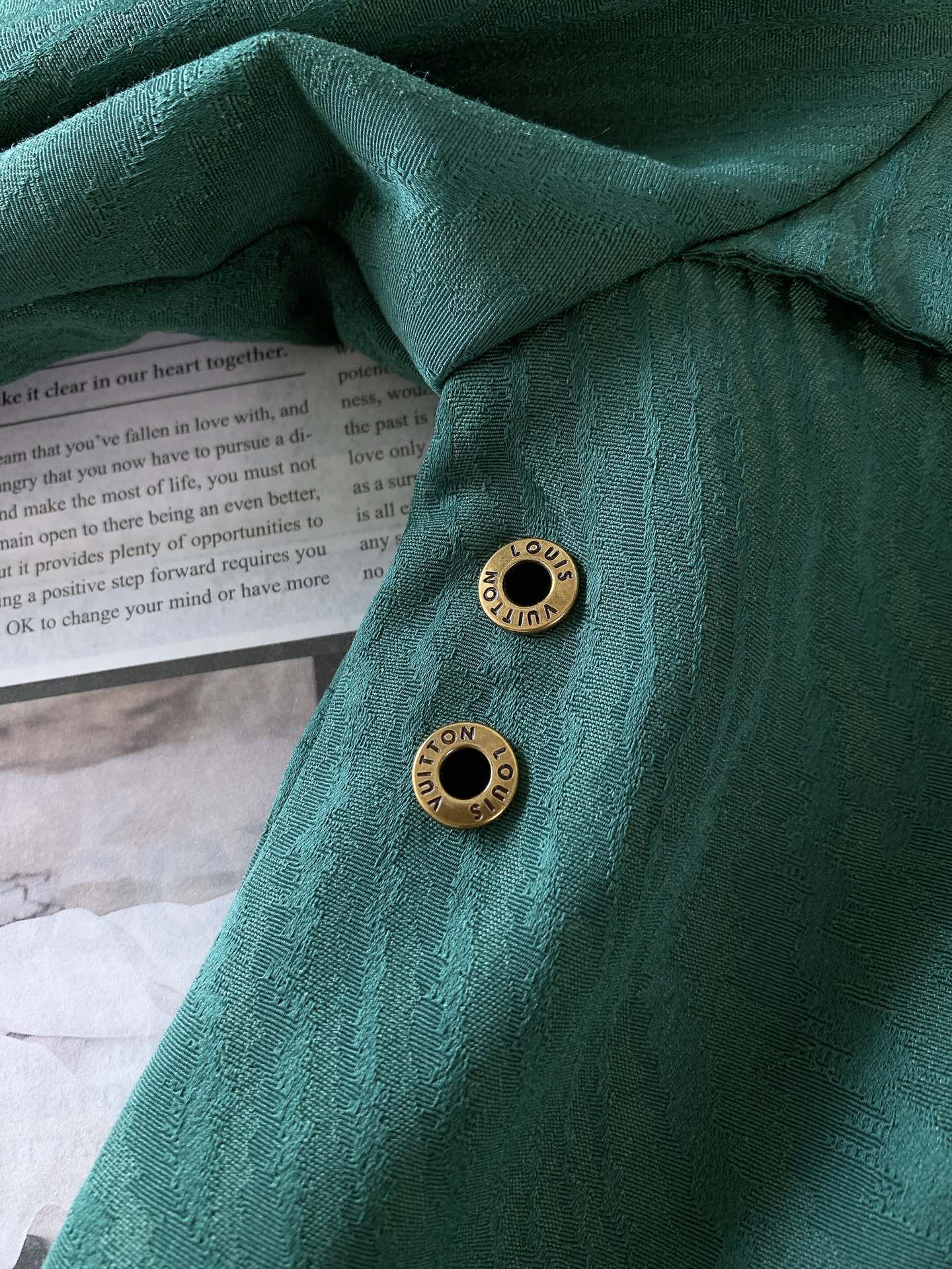 
LouisVuitton 路易威登 2025FW早秋新品 
提花防风夹克，采用精湛的提花工艺，将当季M