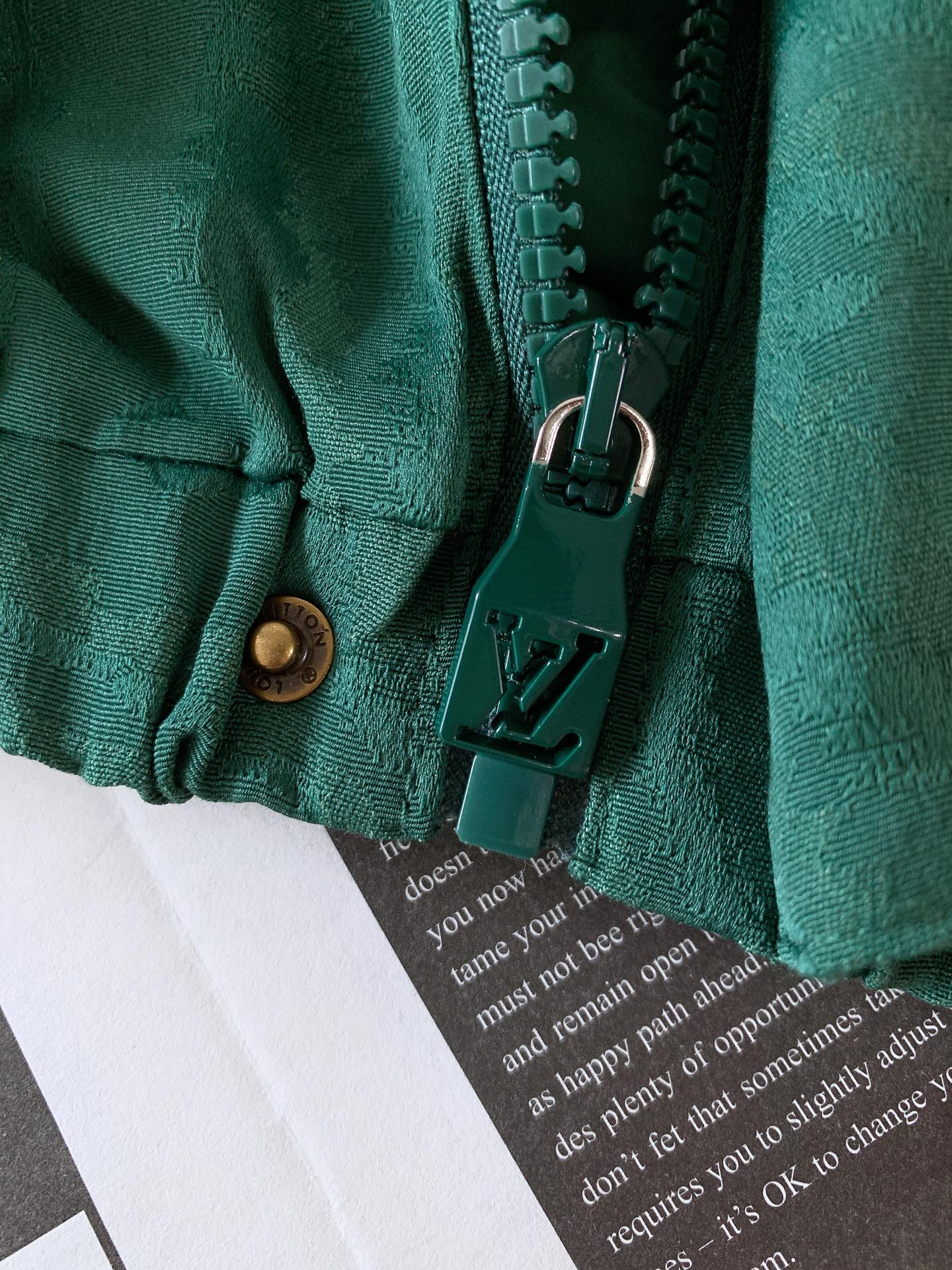 
LouisVuitton 路易威登 2025FW早秋新品 
提花防风夹克，采用精湛的提花工艺，将当季M