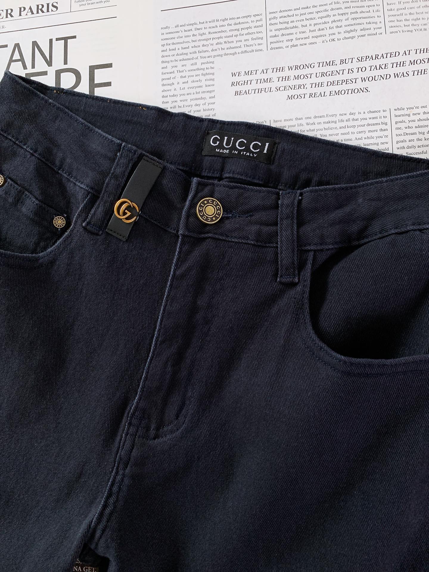 
Gucci 古驰 2025FW早秋新品 
高级时装感，休闲洗水牛仔裤。
面料很特殊，超细精仿棉纱混纺，