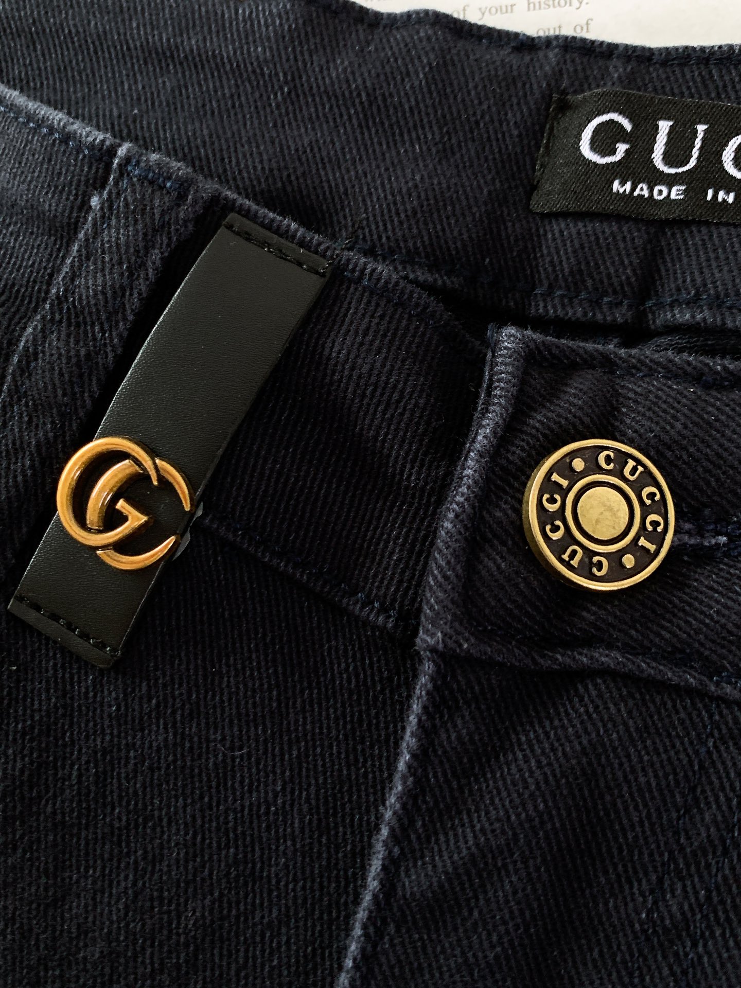 
Gucci 古驰 2025FW早秋新品 
高级时装感，休闲洗水牛仔裤。
面料很特殊，超细精仿棉纱混纺，