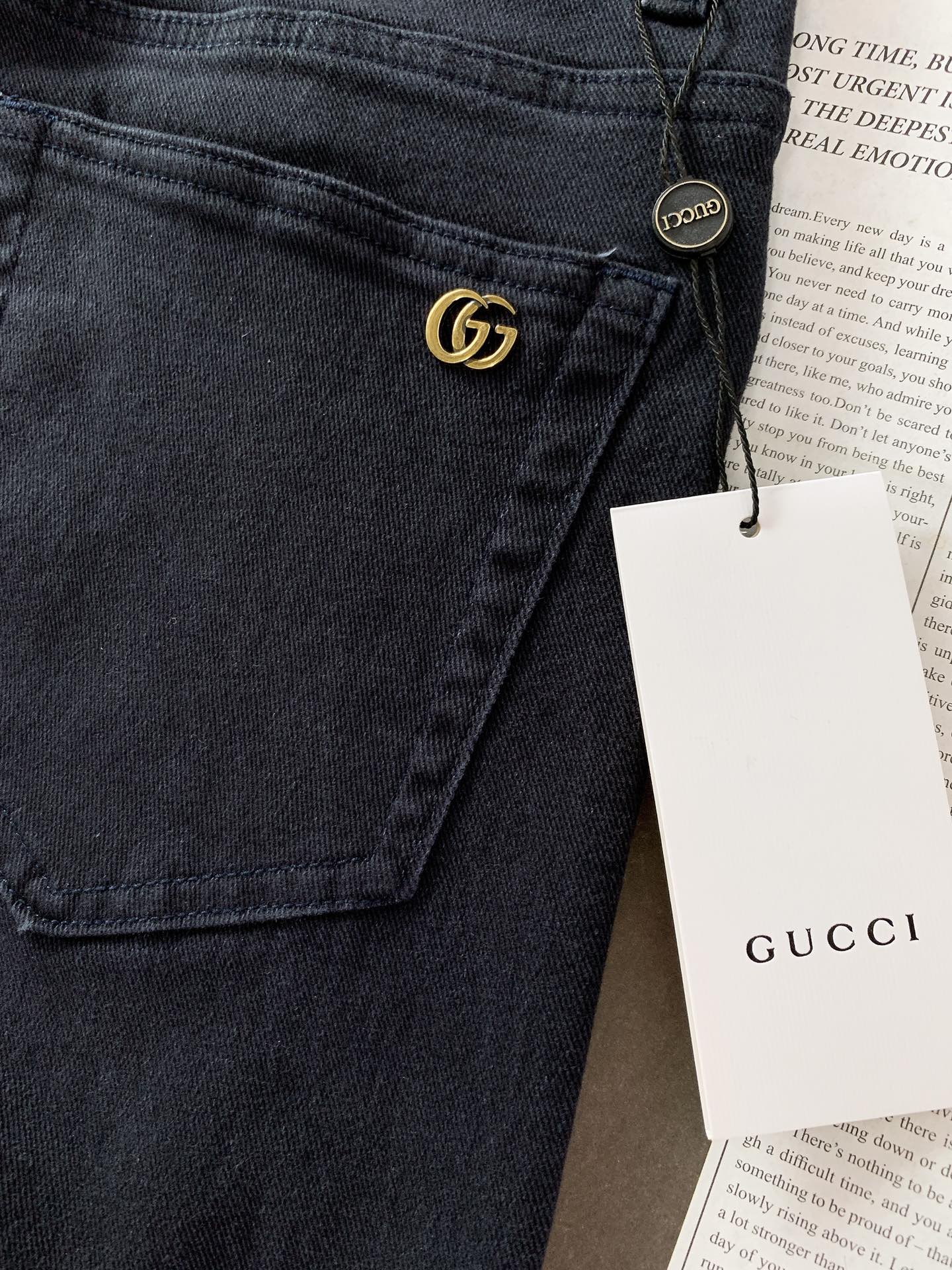 
Gucci 古驰 2025FW早秋新品 
高级时装感，休闲洗水牛仔裤。
面料很特殊，超细精仿棉纱混纺，