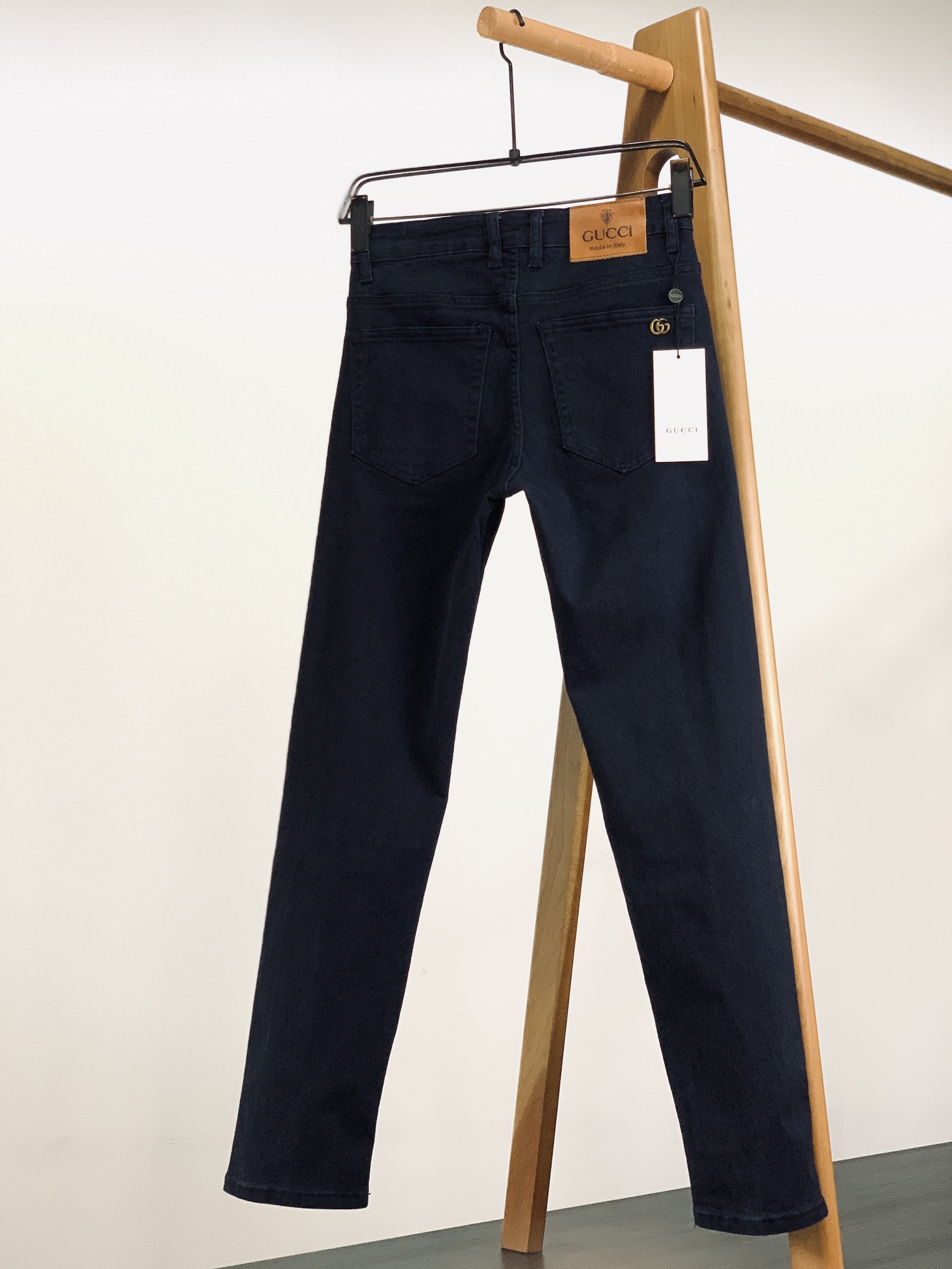 
Gucci 古驰 2025FW早秋新品 
高级时装感，休闲洗水牛仔裤。
面料很特殊，超细精仿棉纱混纺，
