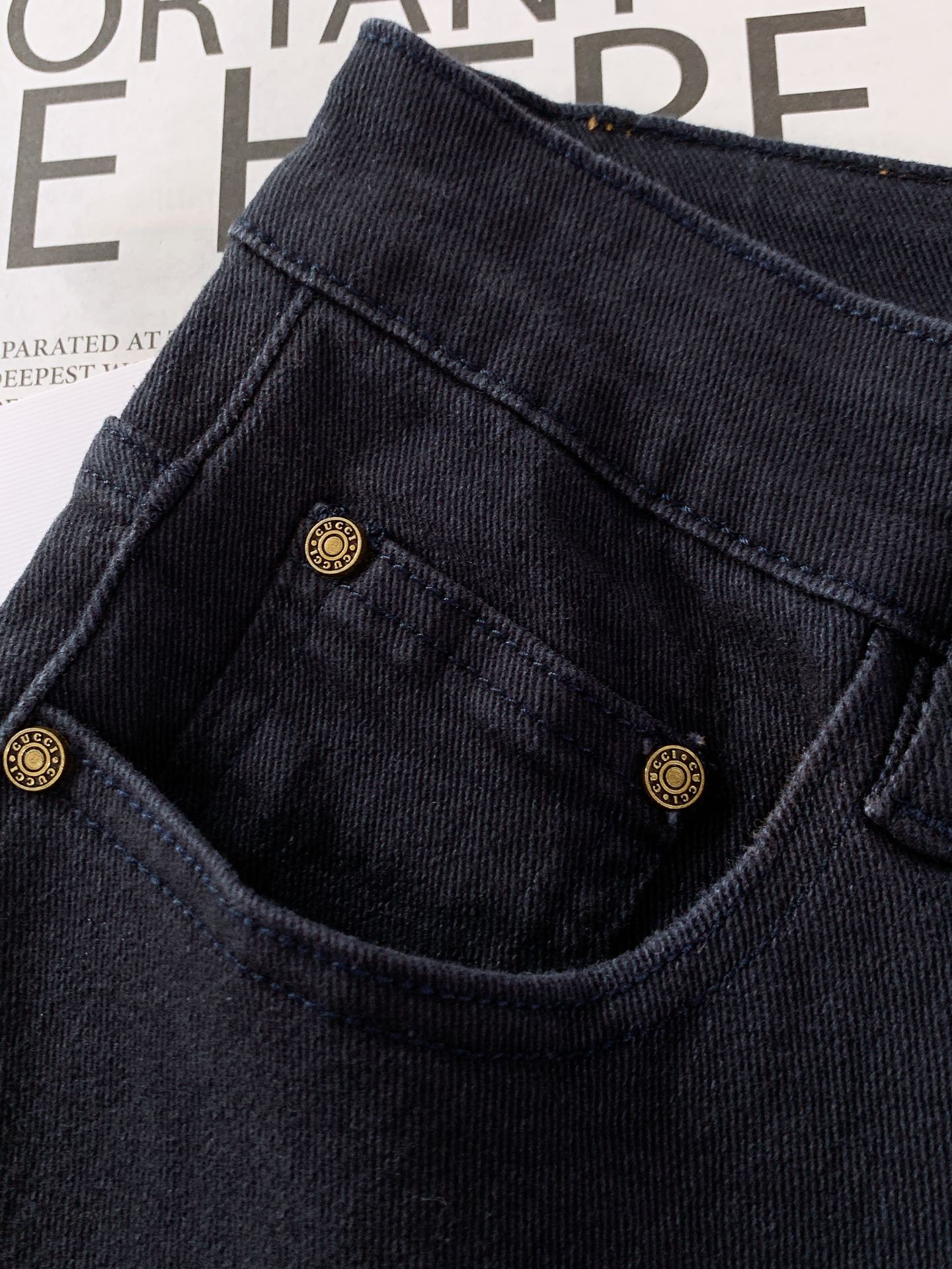 
Gucci 古驰 2025FW早秋新品 
高级时装感，休闲洗水牛仔裤。
面料很特殊，超细精仿棉纱混纺，