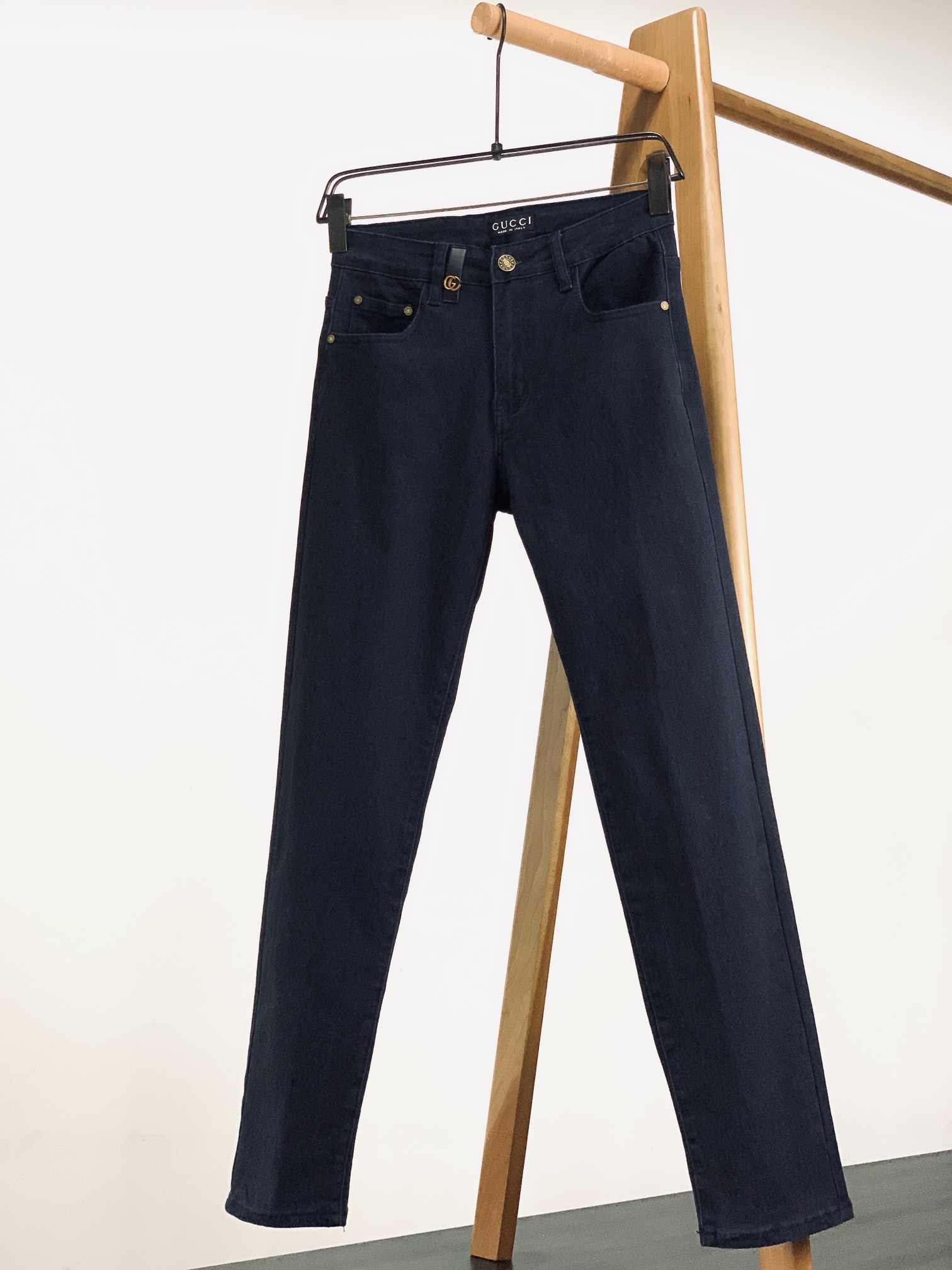 
Gucci 古驰 2025FW早秋新品 
高级时装感，休闲洗水牛仔裤。
面料很特殊，超细精仿棉纱混纺，