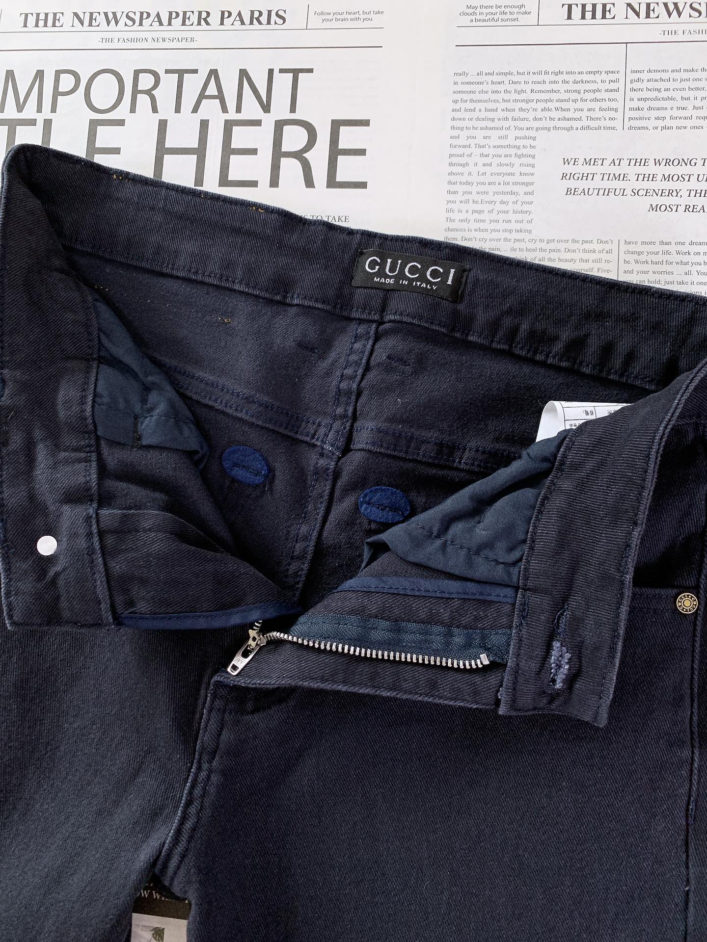 
Gucci 古驰 2025FW早秋新品 
高级时装感，休闲洗水牛仔裤。
面料很特殊，超细精仿棉纱混纺，