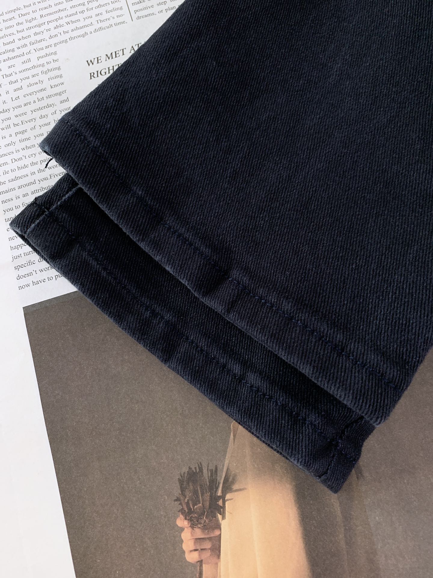 
Gucci 古驰 2025FW早秋新品 
高级时装感，休闲洗水牛仔裤。
面料很特殊，超细精仿棉纱混纺，