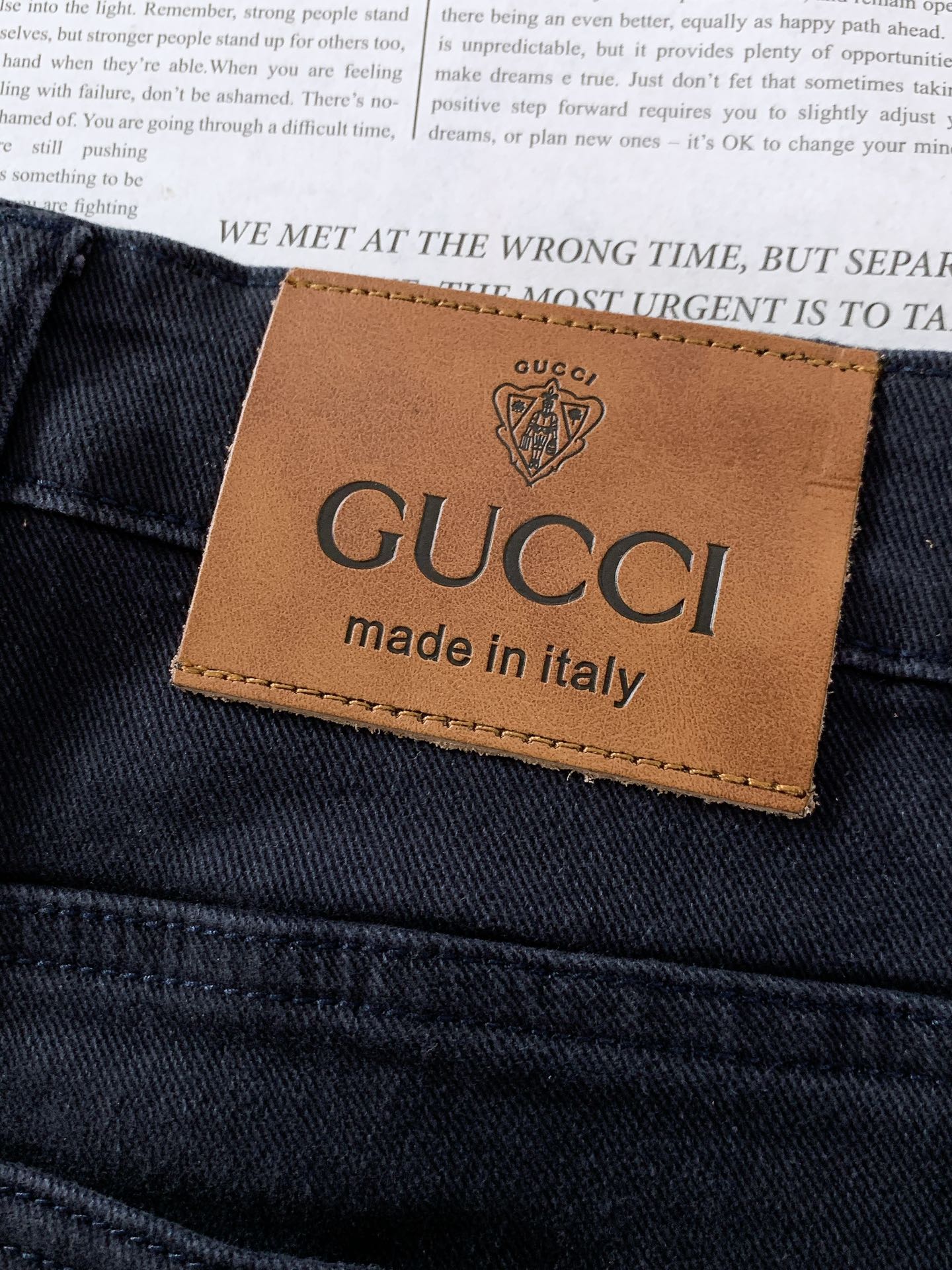 
Gucci 古驰 2025FW早秋新品 
高级时装感，休闲洗水牛仔裤。
面料很特殊，超细精仿棉纱混纺，