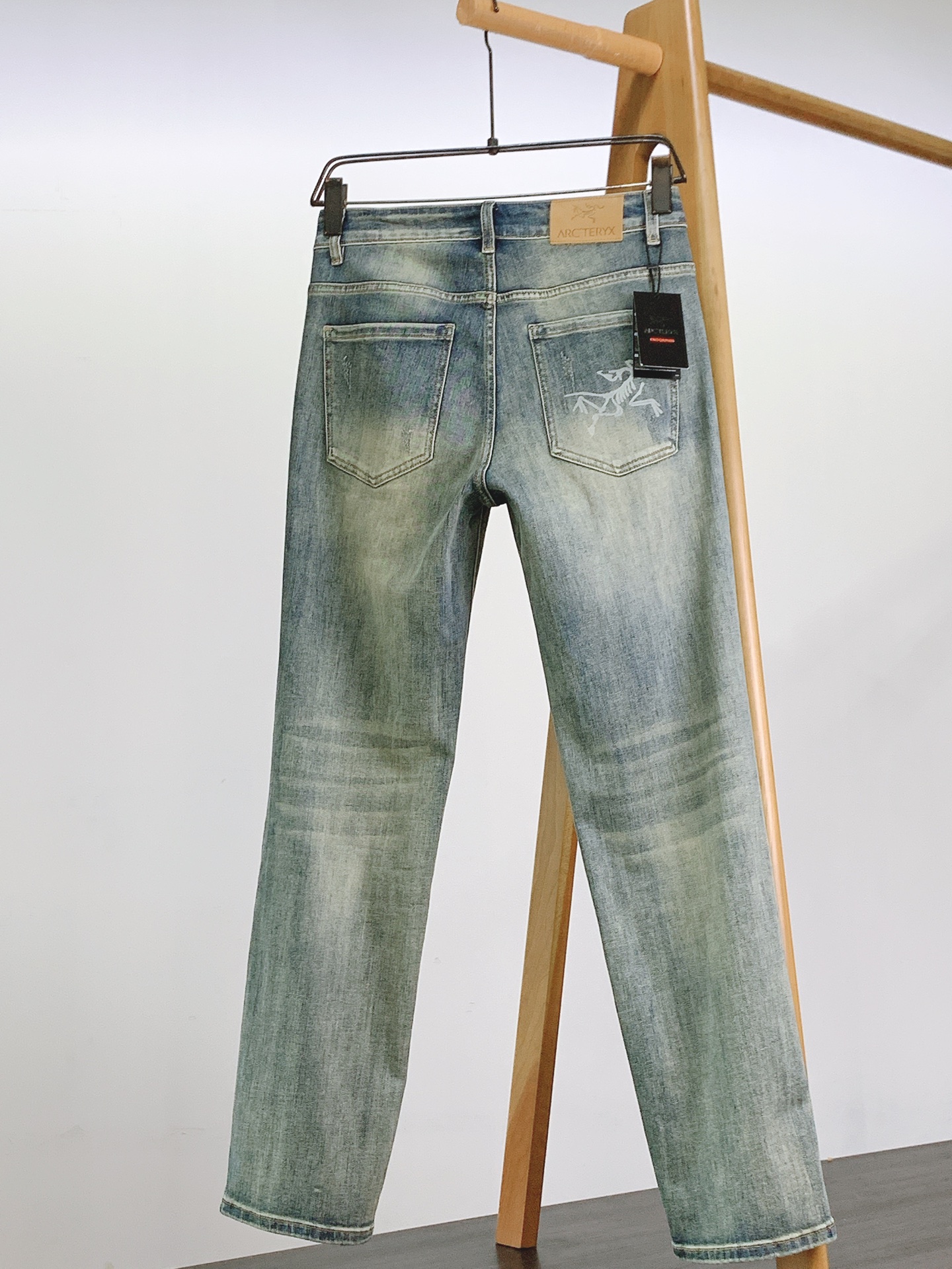 
ARCTERYX 始祖鸟 鸟家王炸款牛仔裤👖
独爱这一条，弹力加倍的牛仔裤…… 重工洗水工艺…..开模