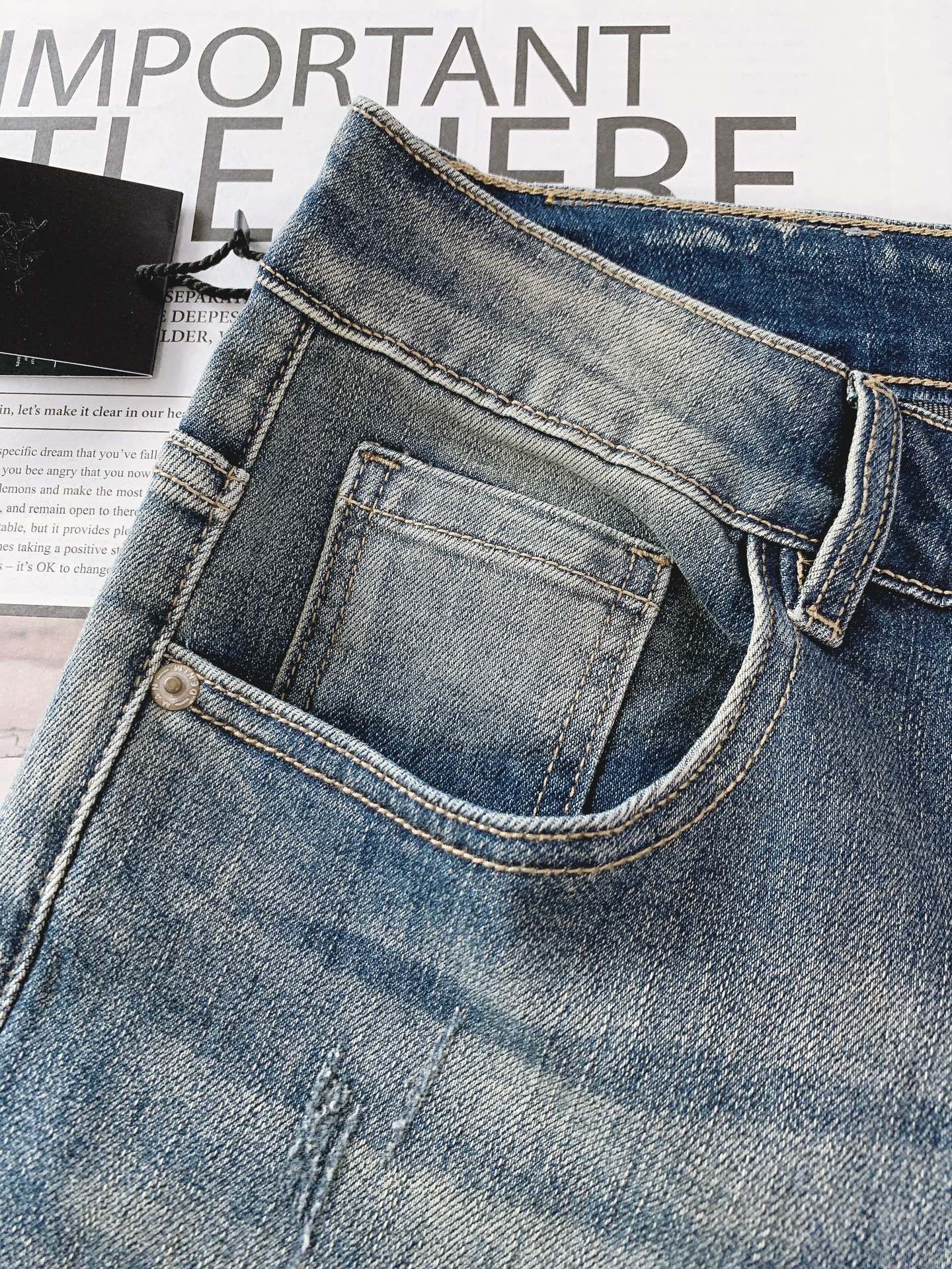 
ARCTERYX 始祖鸟 鸟家王炸款牛仔裤👖
独爱这一条，弹力加倍的牛仔裤…… 重工洗水工艺…..开模