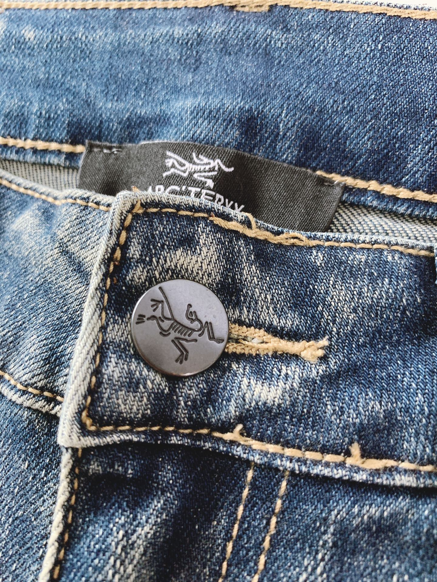 
ARCTERYX 始祖鸟 鸟家王炸款牛仔裤👖
独爱这一条，弹力加倍的牛仔裤…… 重工洗水工艺…..开模