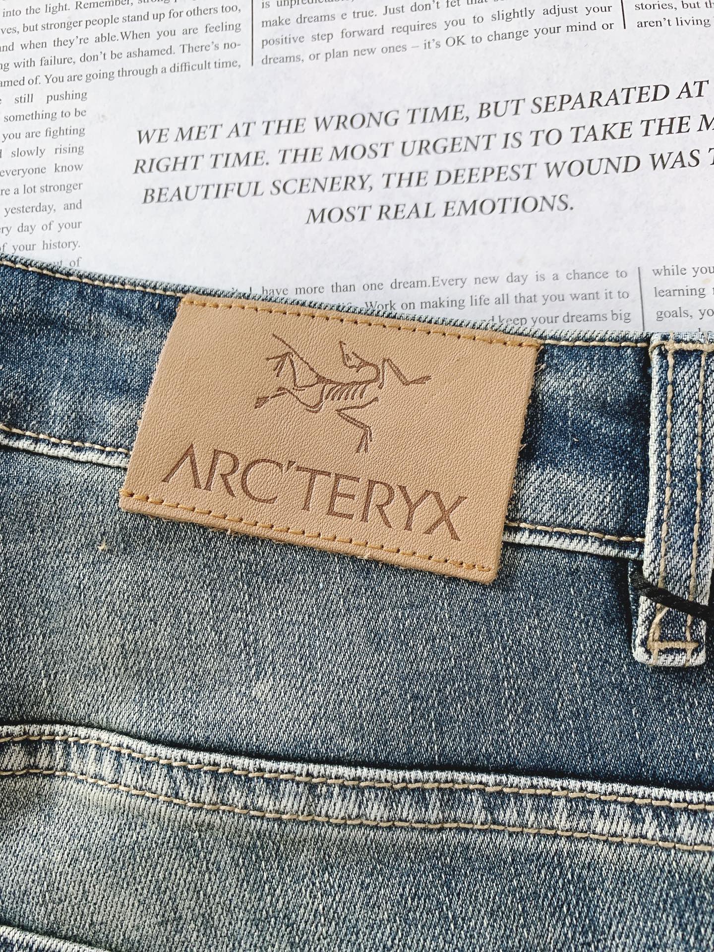 
ARCTERYX 始祖鸟 鸟家王炸款牛仔裤👖
独爱这一条，弹力加倍的牛仔裤…… 重工洗水工艺…..开模