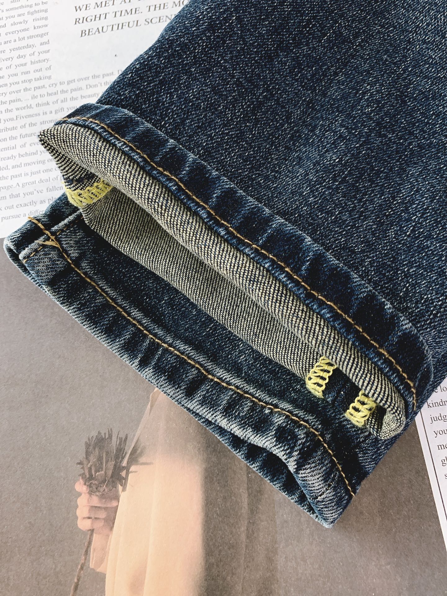 
DOLCE&GABBANA 杜嘉班纳 2025FW早秋新品 极具DG家美学基调的一款牛仔裤👖，以面料和