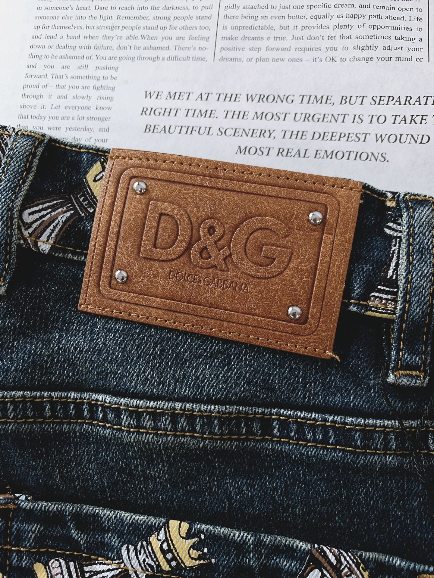 
DOLCE&GABBANA 杜嘉班纳 2025FW早秋新品 极具DG家美学基调的一款牛仔裤👖，以面料和