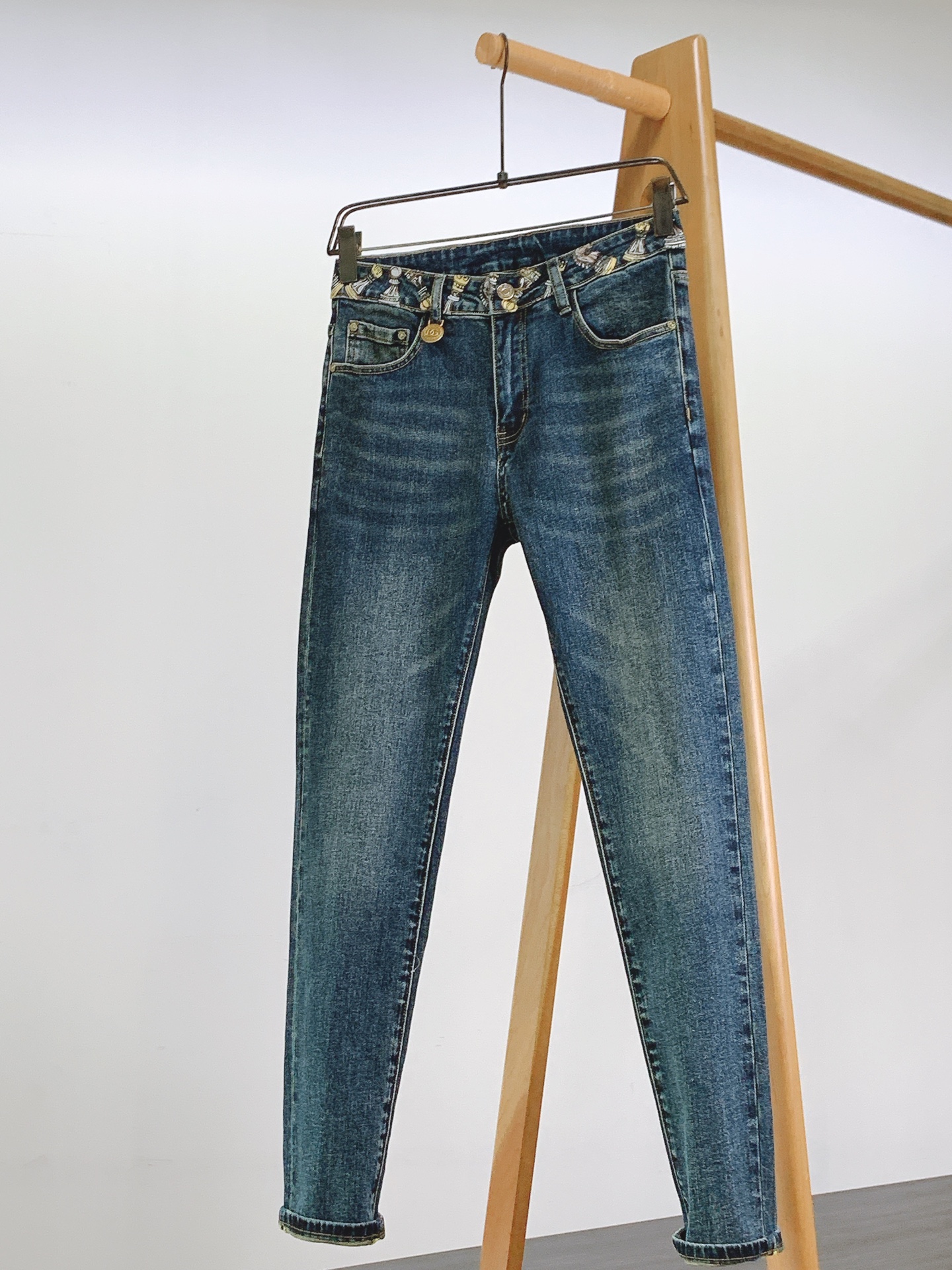 
DOLCE&GABBANA 杜嘉班纳 2025FW早秋新品 极具DG家美学基调的一款牛仔裤👖，以面料和