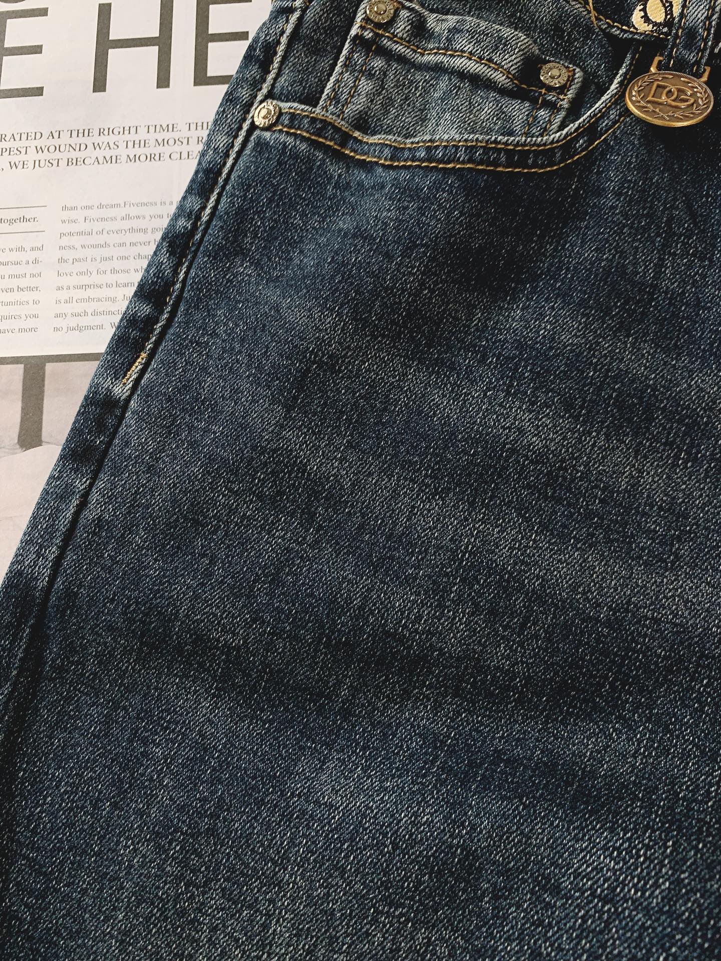 
DOLCE&GABBANA 杜嘉班纳 2025FW早秋新品 极具DG家美学基调的一款牛仔裤👖，以面料和