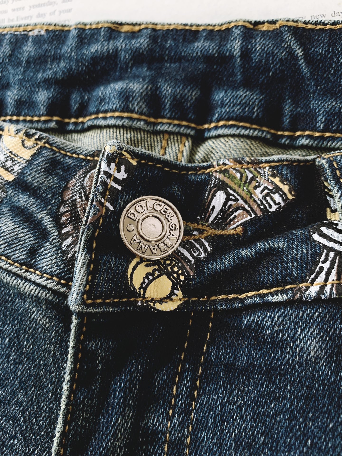 
DOLCE&GABBANA 杜嘉班纳 2025FW早秋新品 极具DG家美学基调的一款牛仔裤👖，以面料和