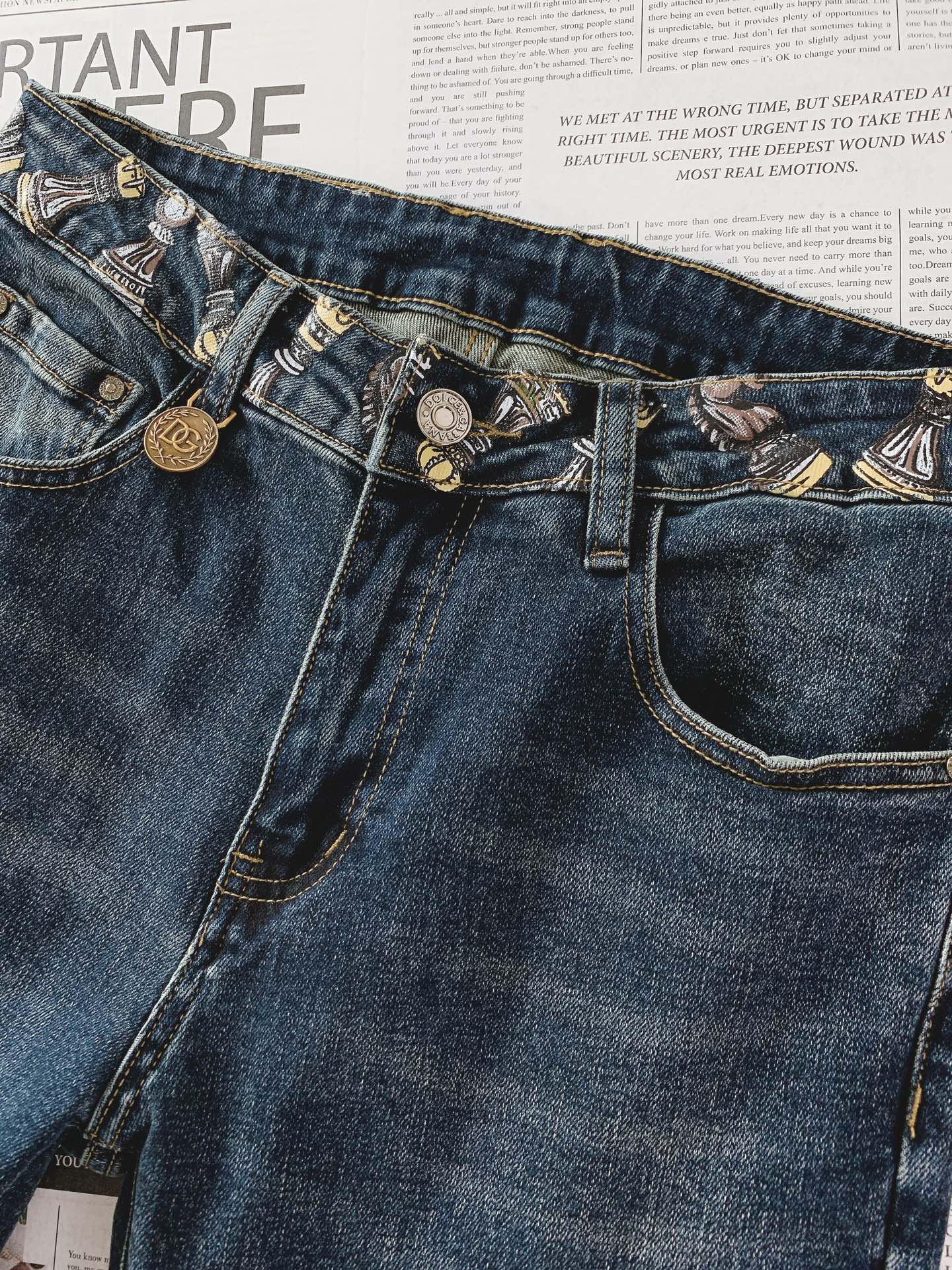 
DOLCE&GABBANA 杜嘉班纳 2025FW早秋新品 极具DG家美学基调的一款牛仔裤👖，以面料和