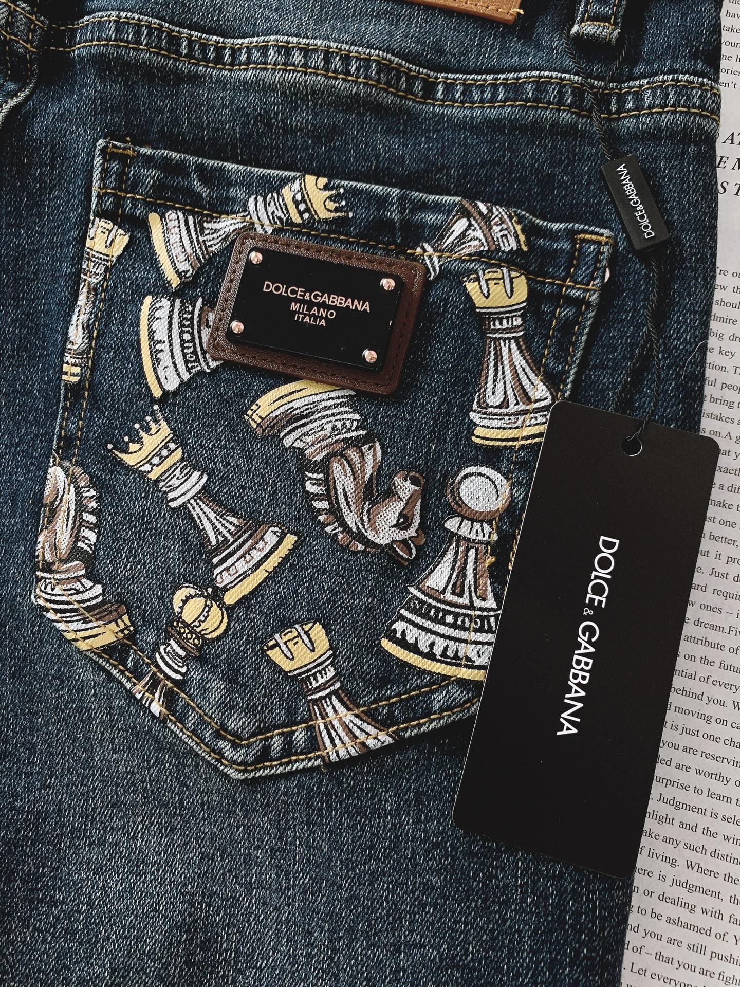 
DOLCE&GABBANA 杜嘉班纳 2025FW早秋新品 极具DG家美学基调的一款牛仔裤👖，以面料和