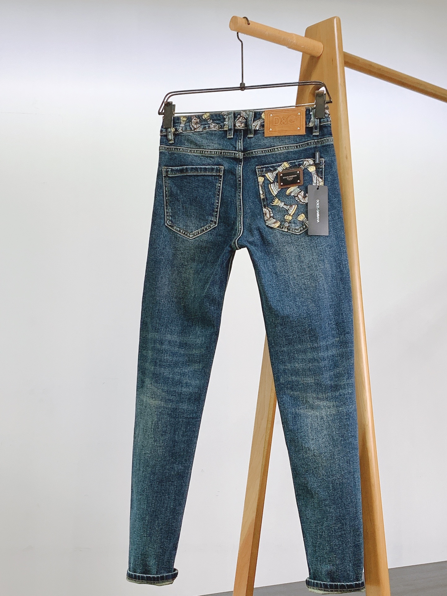 
DOLCE&GABBANA 杜嘉班纳 2025FW早秋新品 极具DG家美学基调的一款牛仔裤👖，以面料和