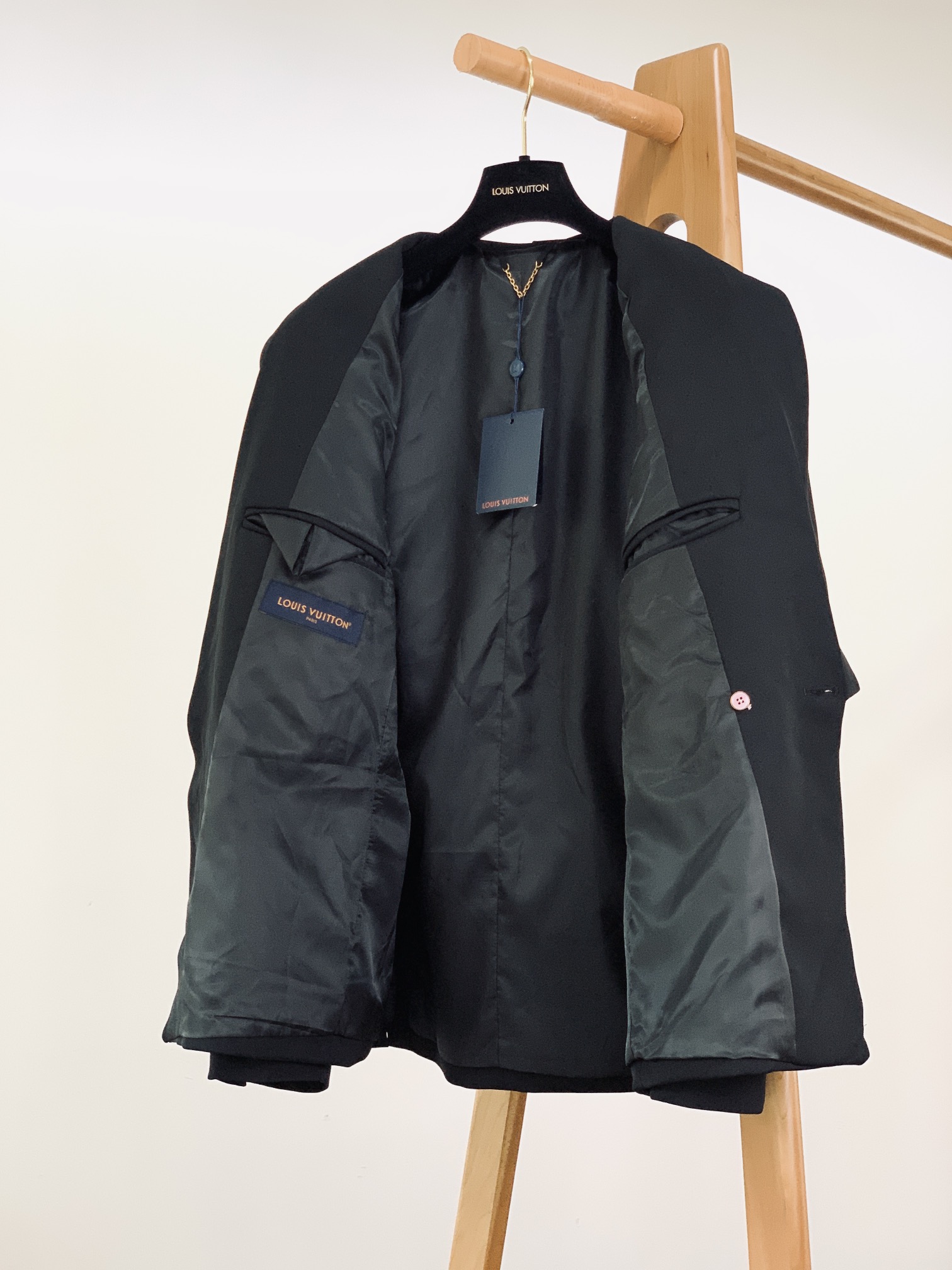 
LouisVuitton 路易威登 王嘉尔同款 | 花朵西服
经典的西服轮廓，线条流畅且利落，完美修饰