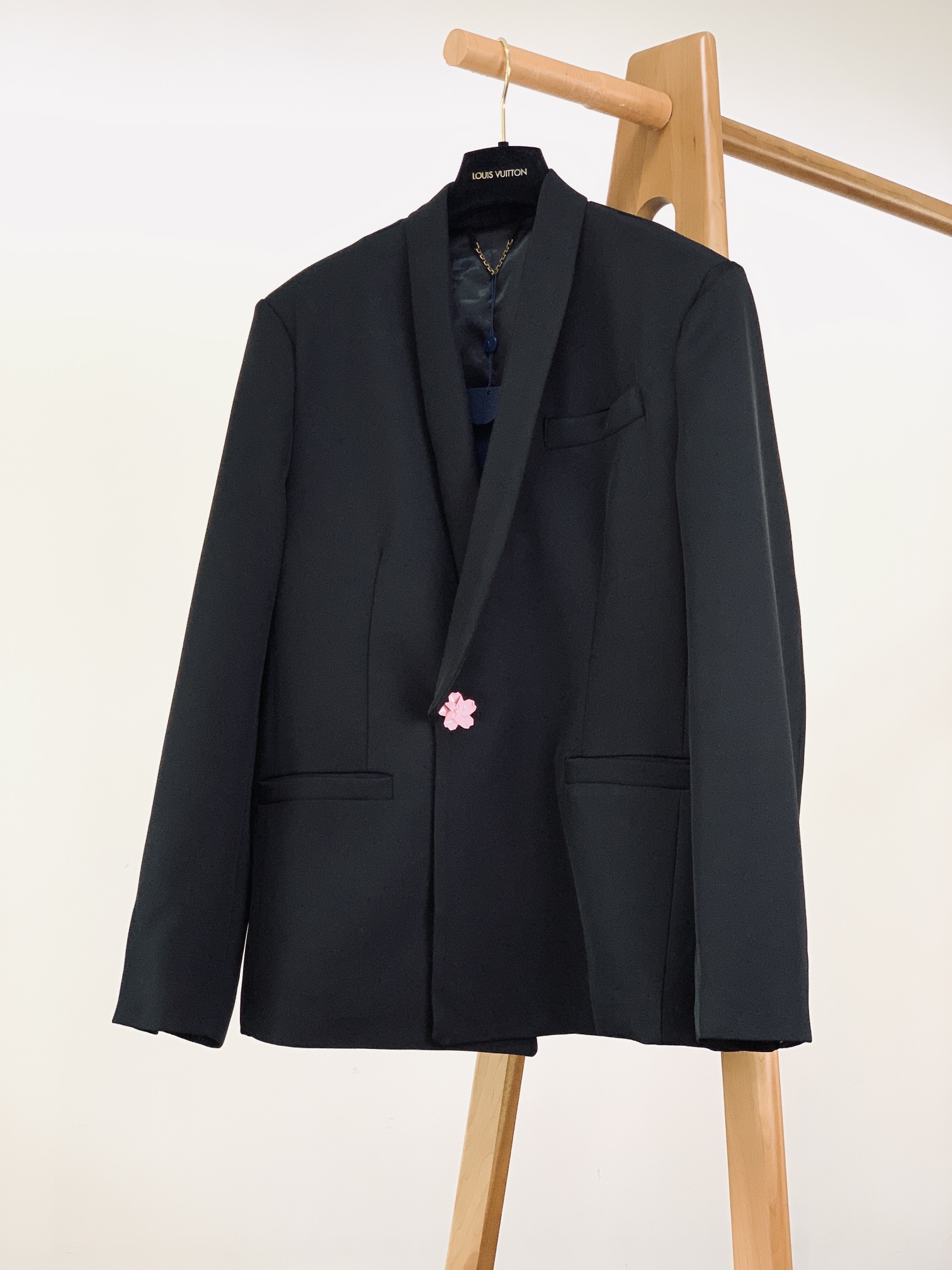 
LouisVuitton 路易威登 王嘉尔同款 | 花朵西服
经典的西服轮廓，线条流畅且利落，完美修饰