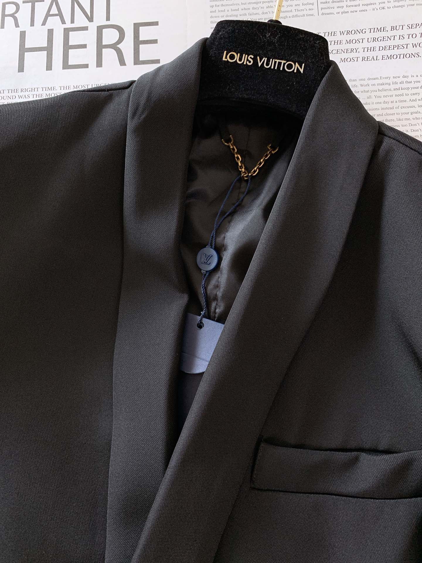 
LouisVuitton 路易威登 王嘉尔同款 | 花朵西服
经典的西服轮廓，线条流畅且利落，完美修饰