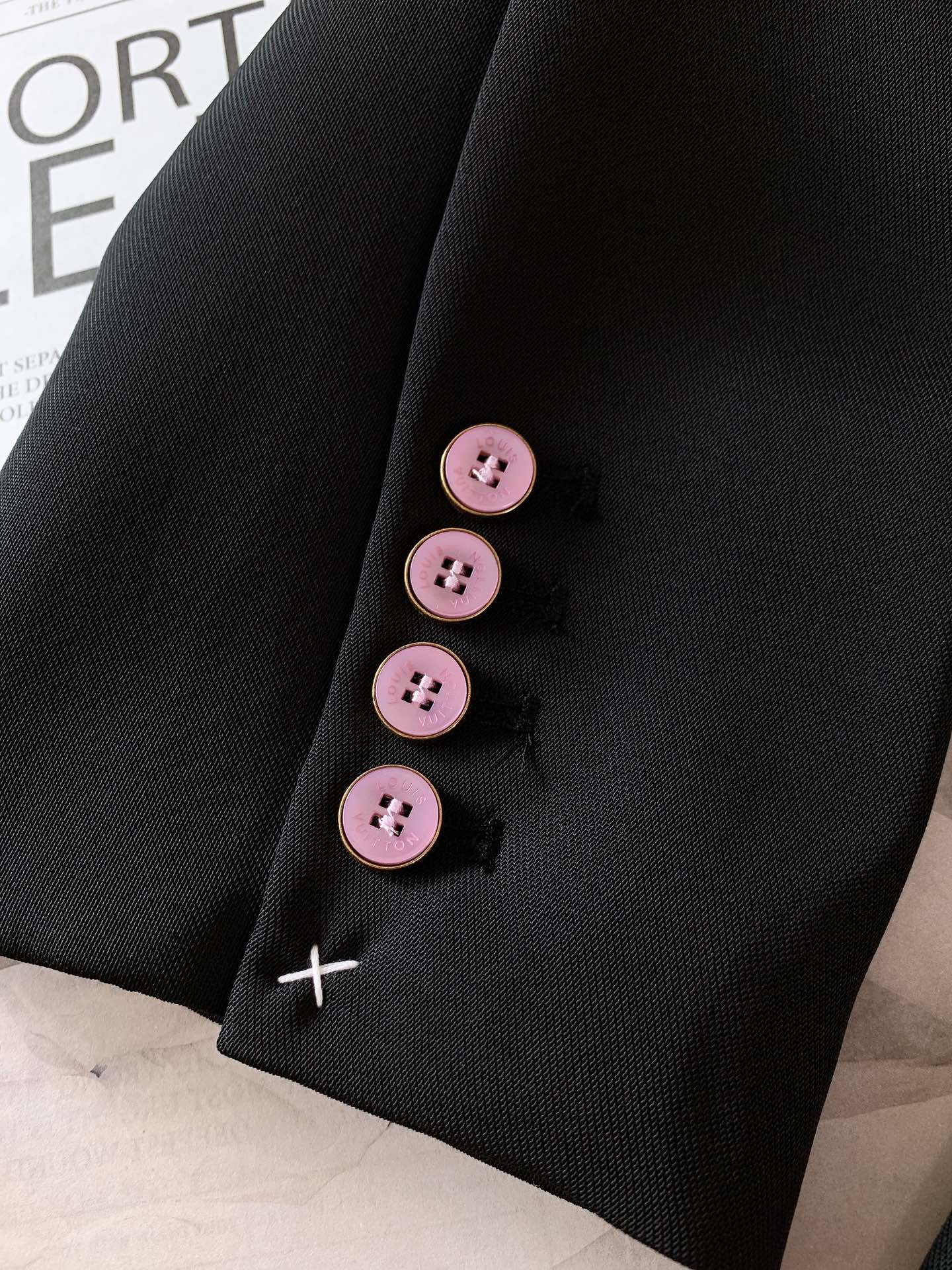 
LouisVuitton 路易威登 王嘉尔同款 | 花朵西服
经典的西服轮廓，线条流畅且利落，完美修饰