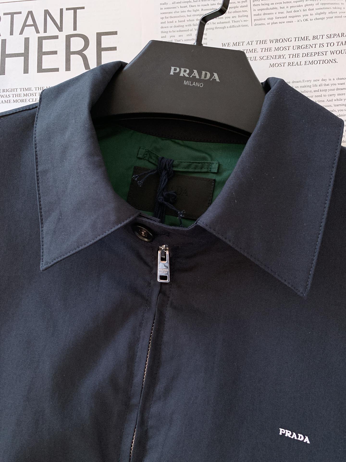 
Prada 普拉达 2025FW早秋新品
棉质翻领夹克 | 低调奢华的意式风尚
甄选优质棉质面料，手感