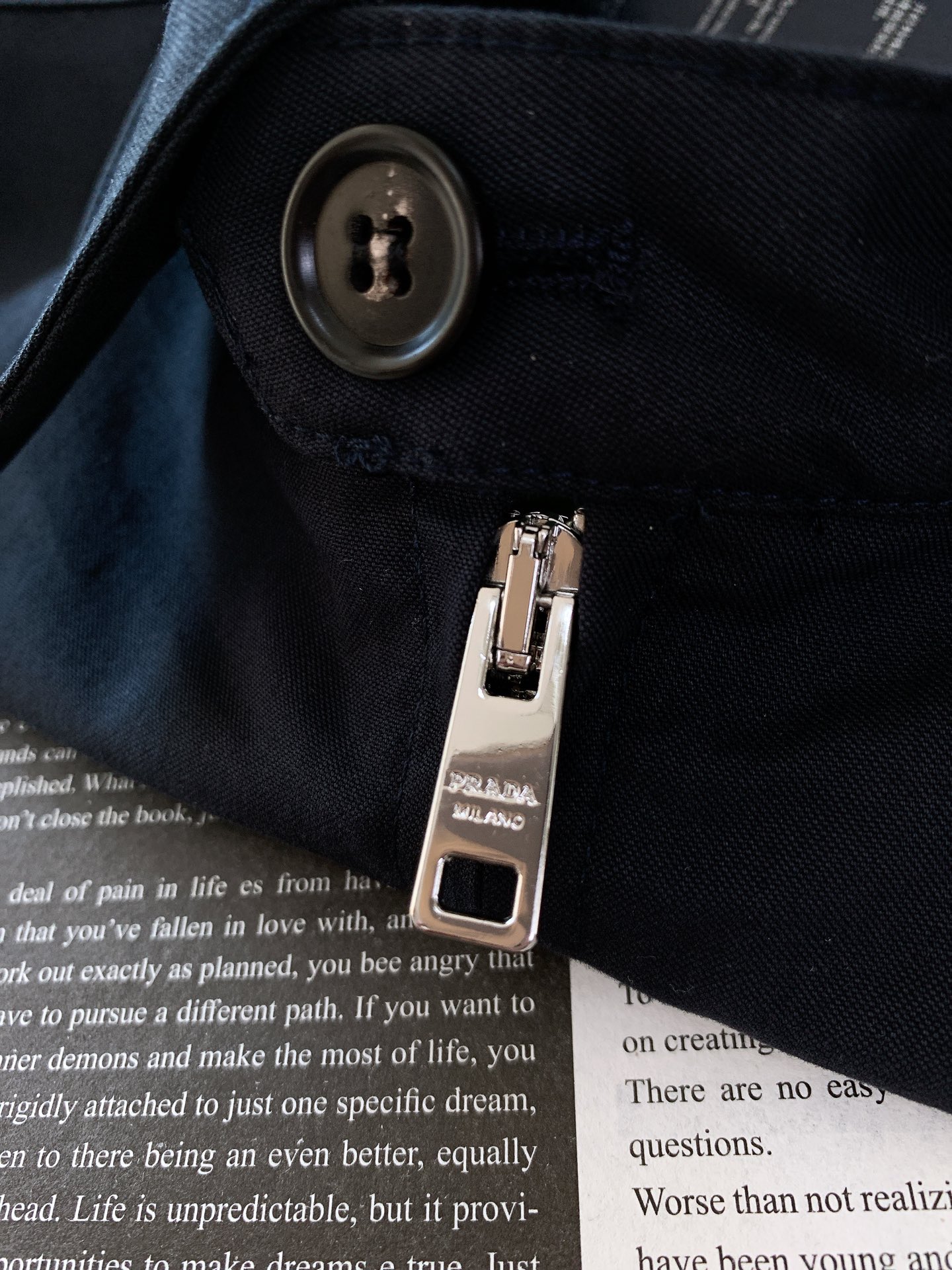 
Prada 普拉达 2025FW早秋新品
棉质翻领夹克 | 低调奢华的意式风尚
甄选优质棉质面料，手感