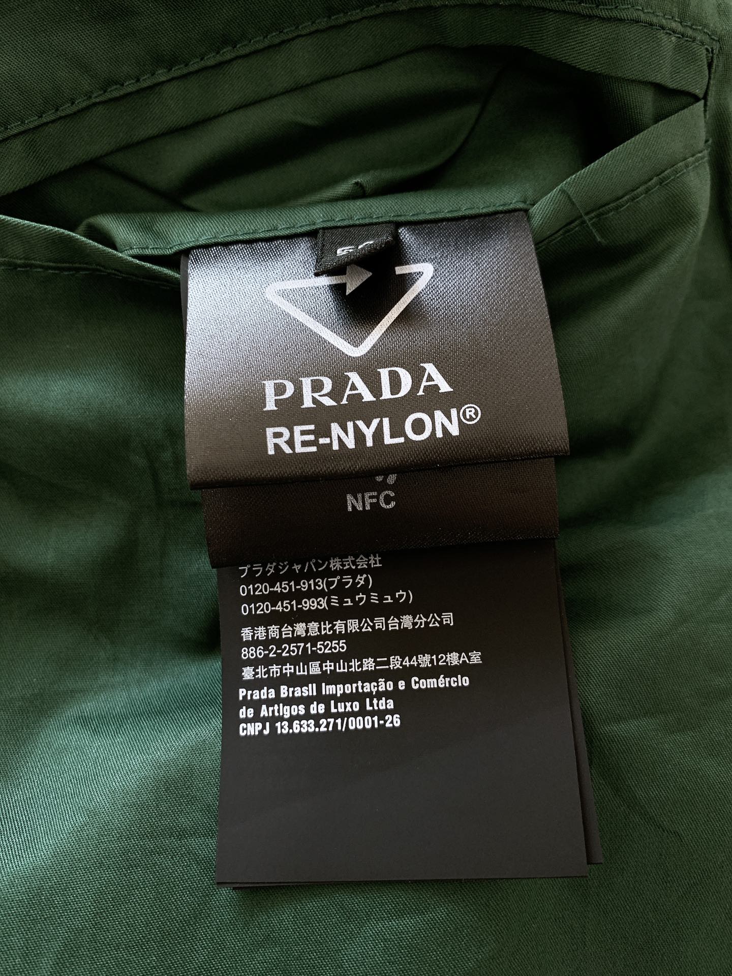 
Prada 普拉达 2025FW早秋新品
棉质翻领夹克 | 低调奢华的意式风尚
甄选优质棉质面料，手感