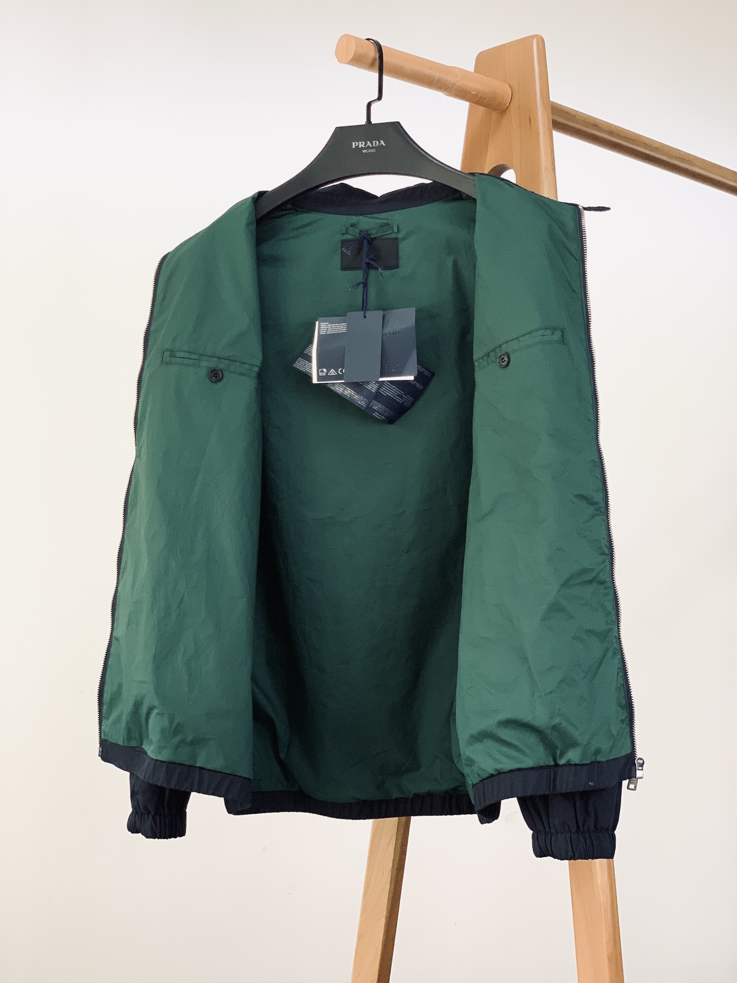 
Prada 普拉达 2025FW早秋新品
棉质翻领夹克 | 低调奢华的意式风尚
甄选优质棉质面料，手感