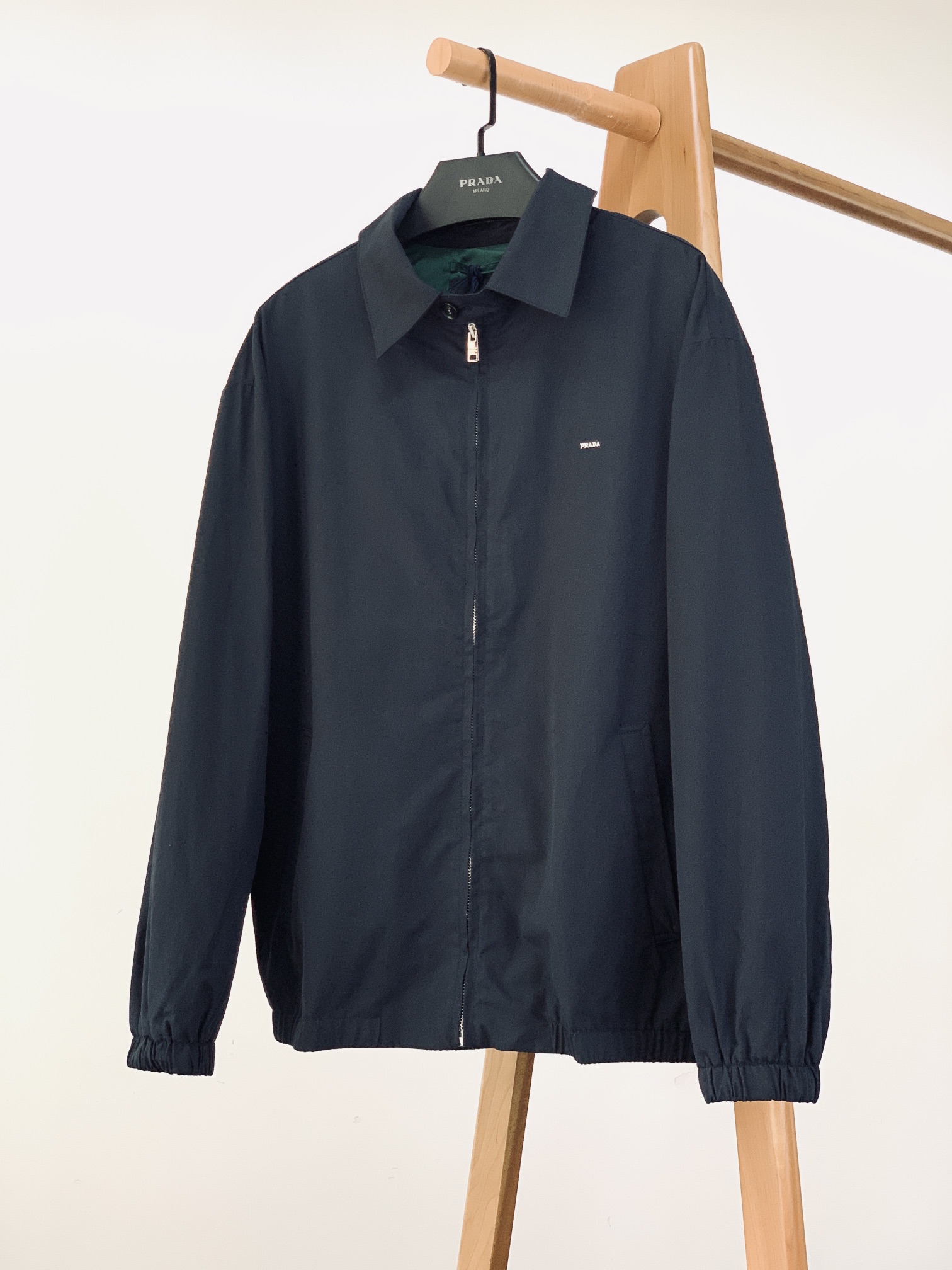 
Prada 普拉达 2025FW早秋新品
棉质翻领夹克 | 低调奢华的意式风尚
甄选优质棉质面料，手感