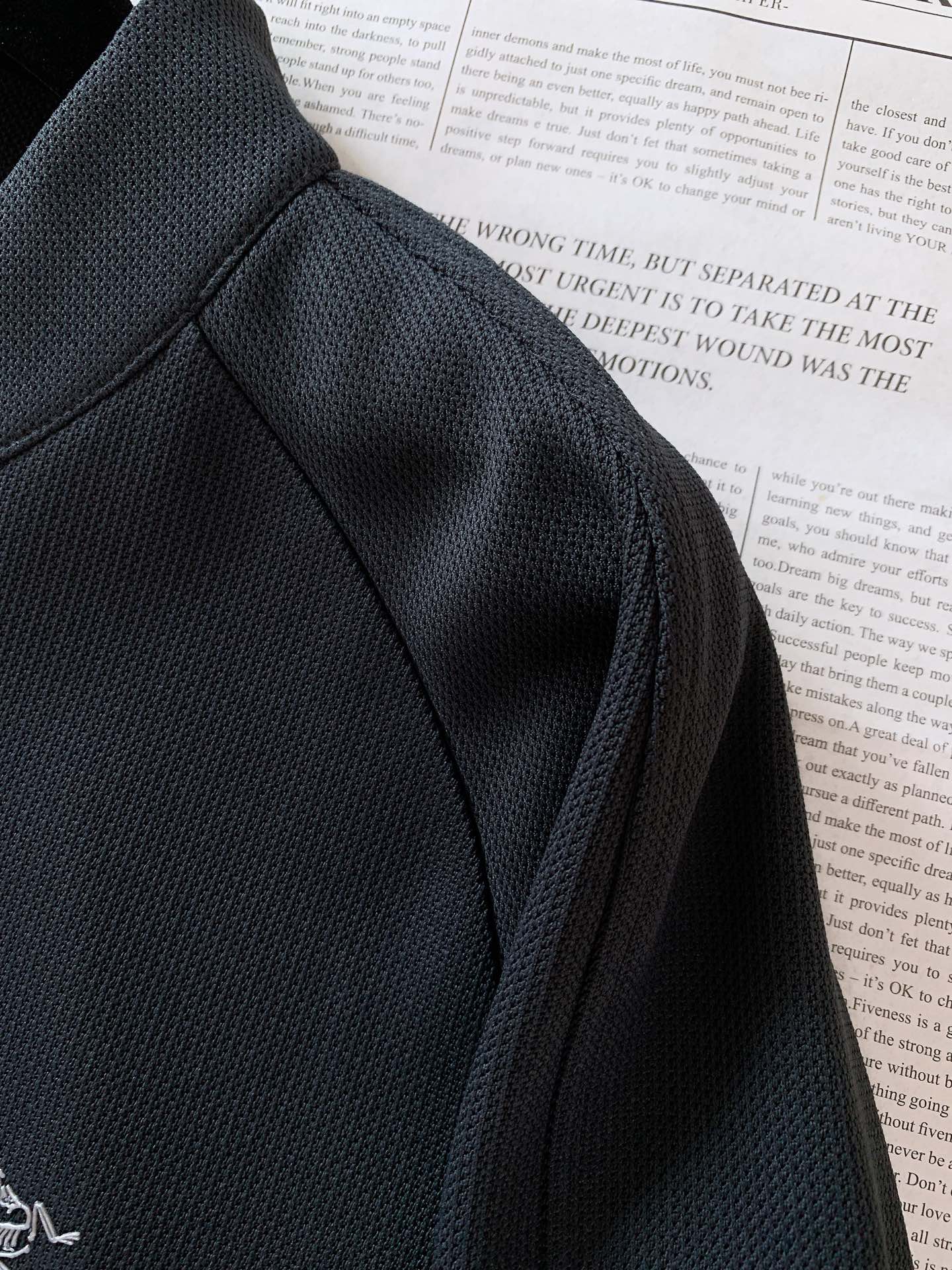 
ARCTERYX 始祖鸟 2025FW早秋新品 
半拉链休闲打底卫衣，硬核品质藏在这些里👇

面料纹理