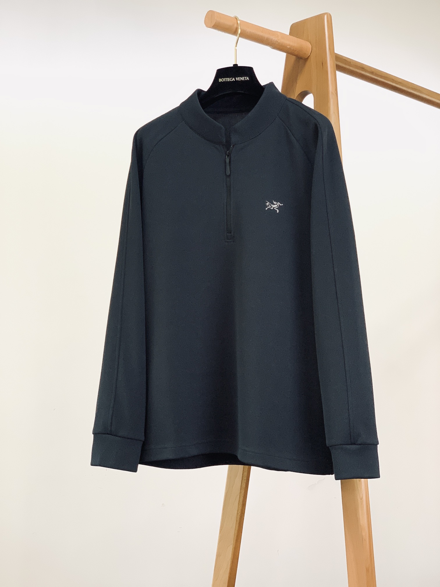 
ARCTERYX 始祖鸟 2025FW早秋新品 
半拉链休闲打底卫衣，硬核品质藏在这些里👇

面料纹理