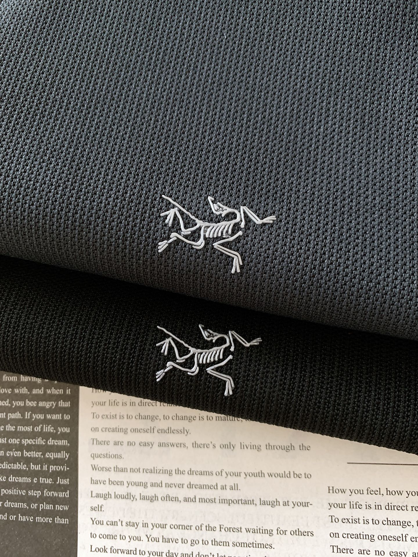 ￼ 
ARCTERYX 始祖鸟 2025FW早秋新品 
半拉链休闲打底卫衣，硬核品质藏在这些里👇

面料